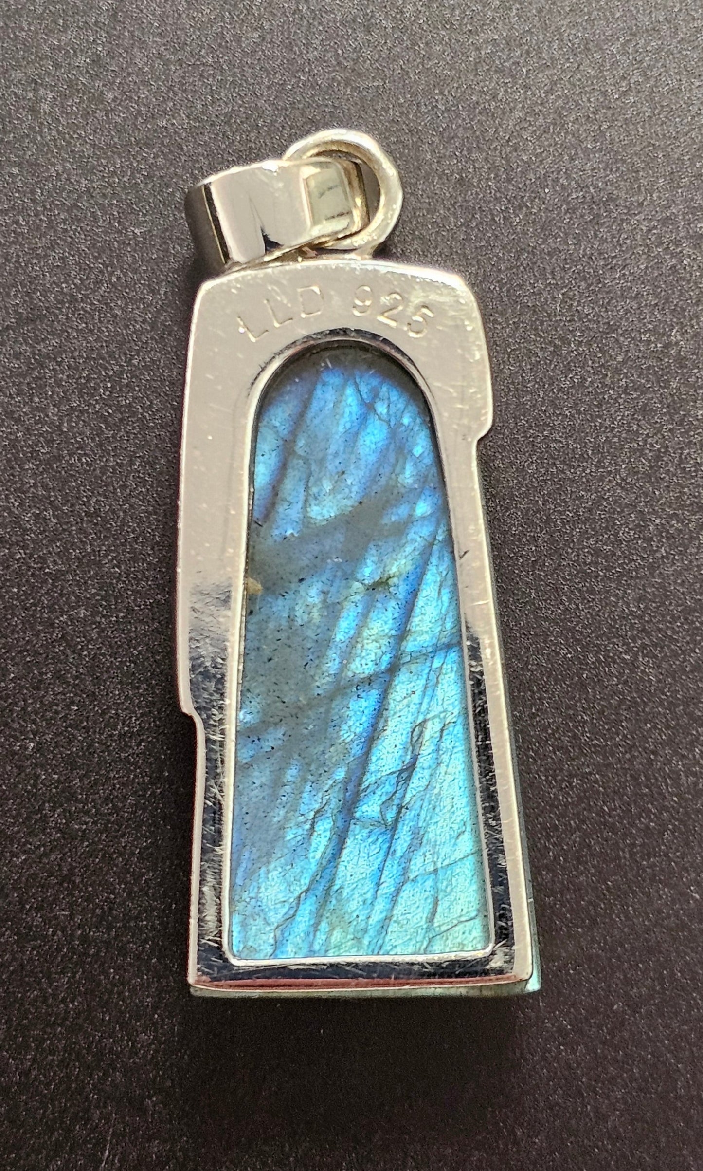 Schön verzierter Anhänger Silber 925 mit einem eingefassten Labradorit Edelstein