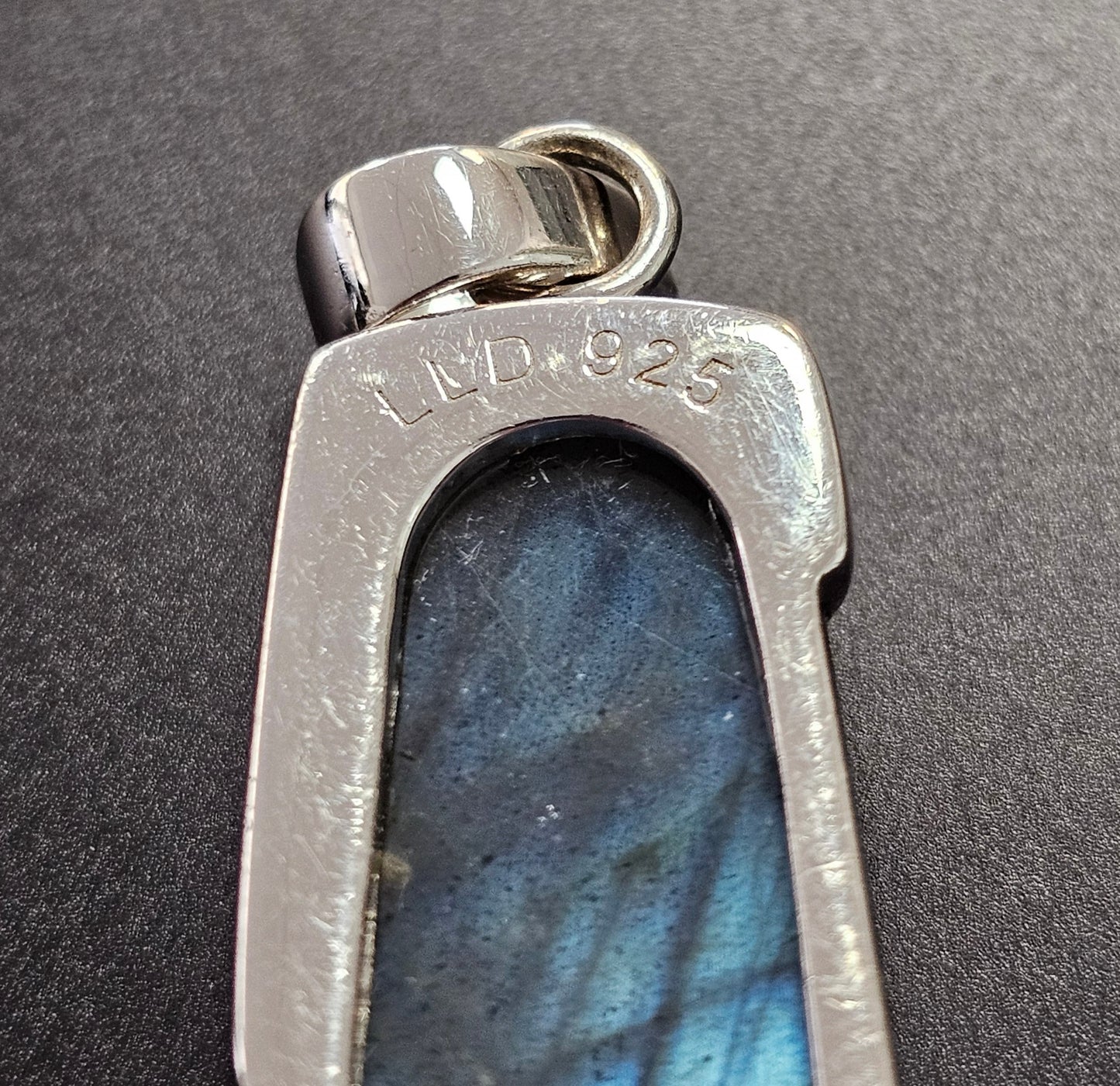 Schön verzierter Anhänger Silber 925 mit einem eingefassten Labradorit Edelstein