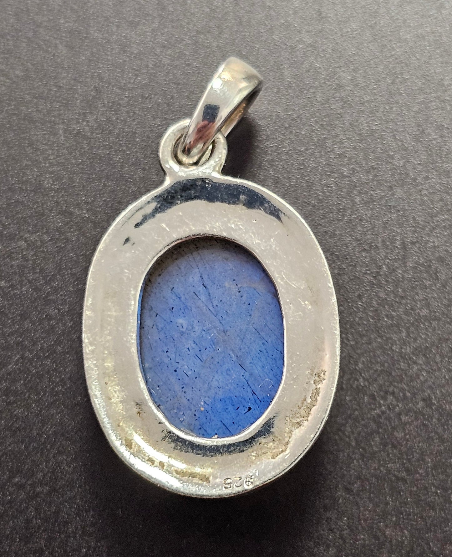 Schön verzierter Anhänger Silber 925 mit einem eingefassten Labradorit Edelstein