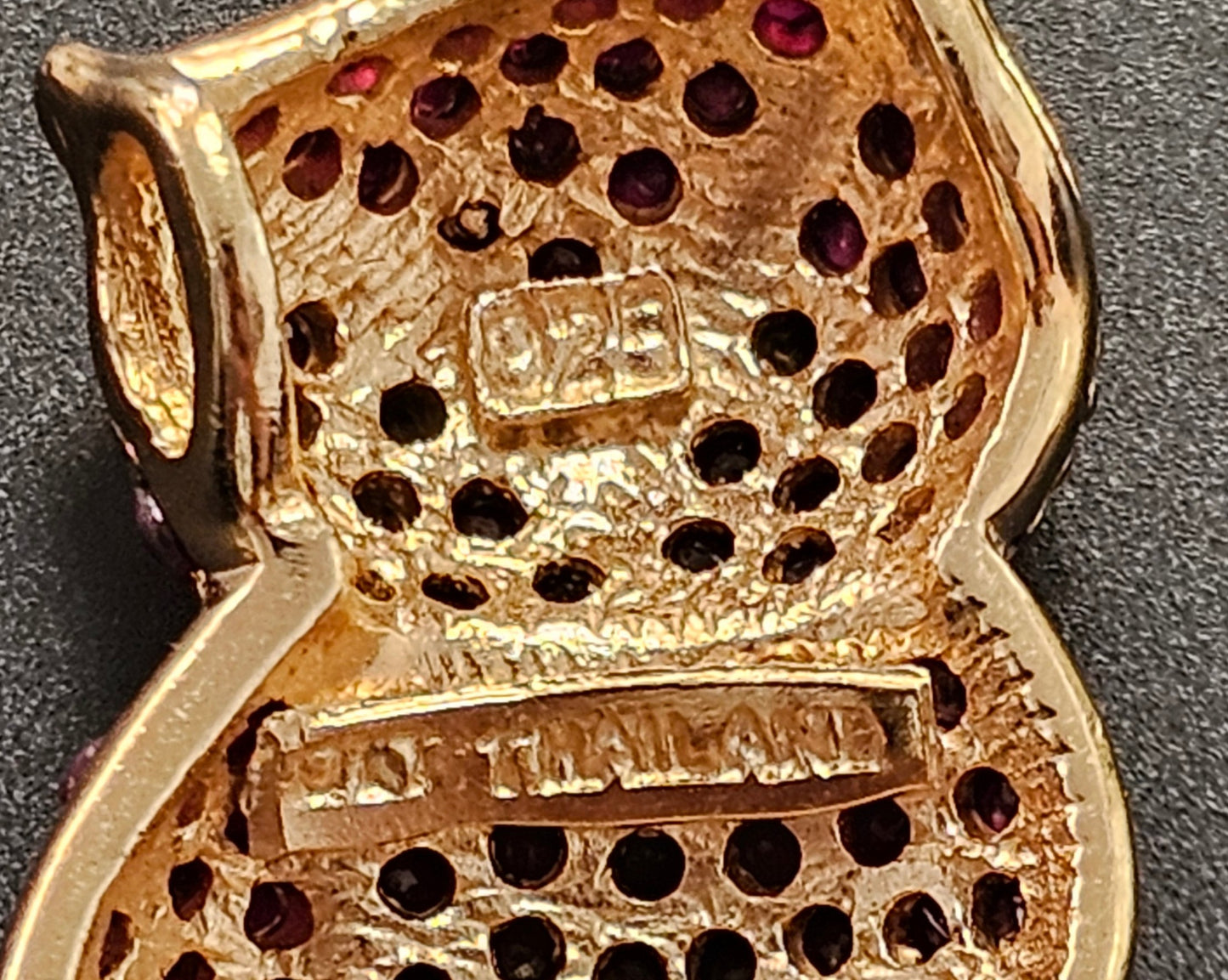 Schöner Anhänger Silber 925 vergoldet in Form einer Eule mit kleinen Rubinen besetzt