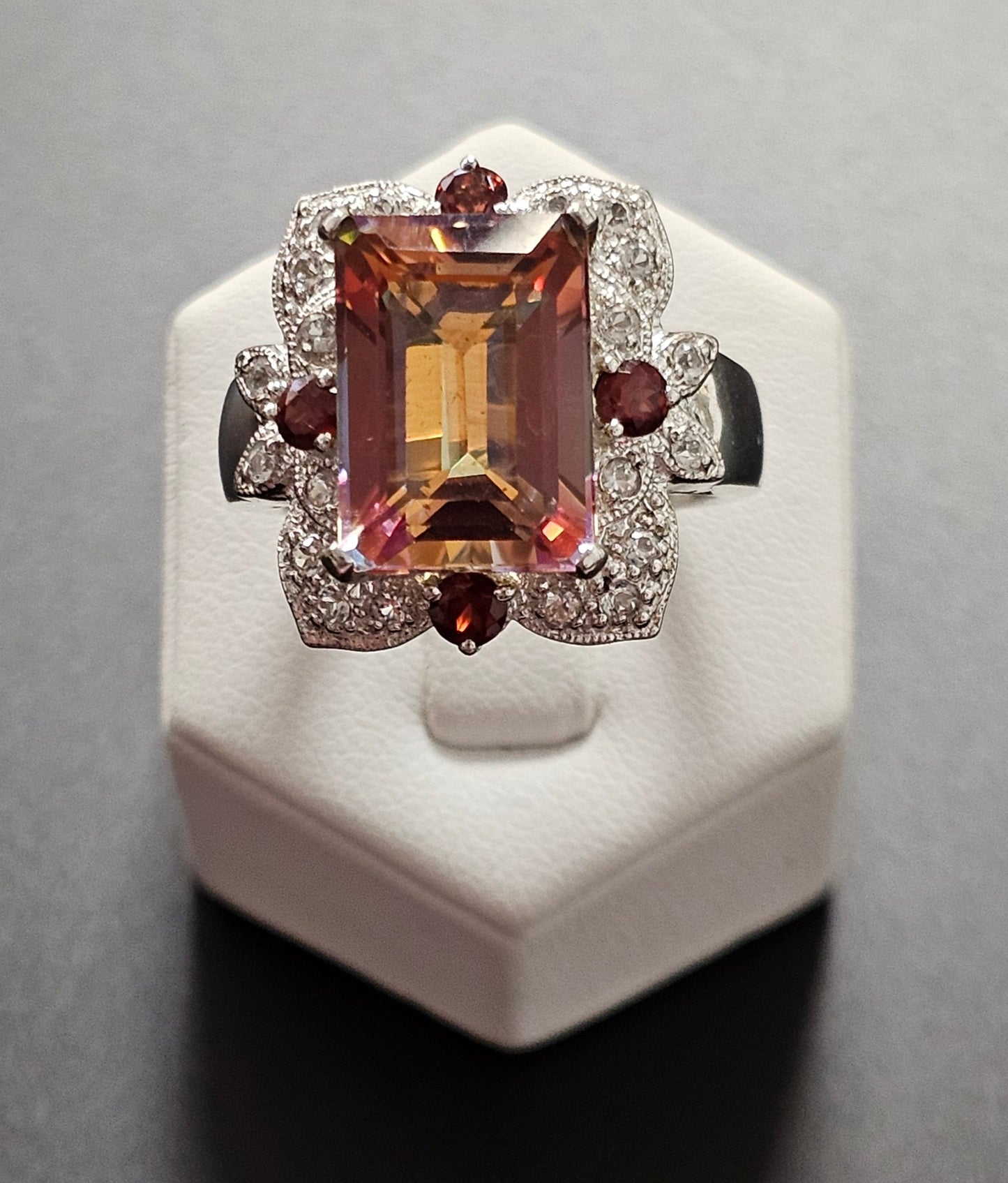 Sehr schöner Ring aus 925er Silber mit Mystic Topas und vier kleinen Granat Steinen besetzt