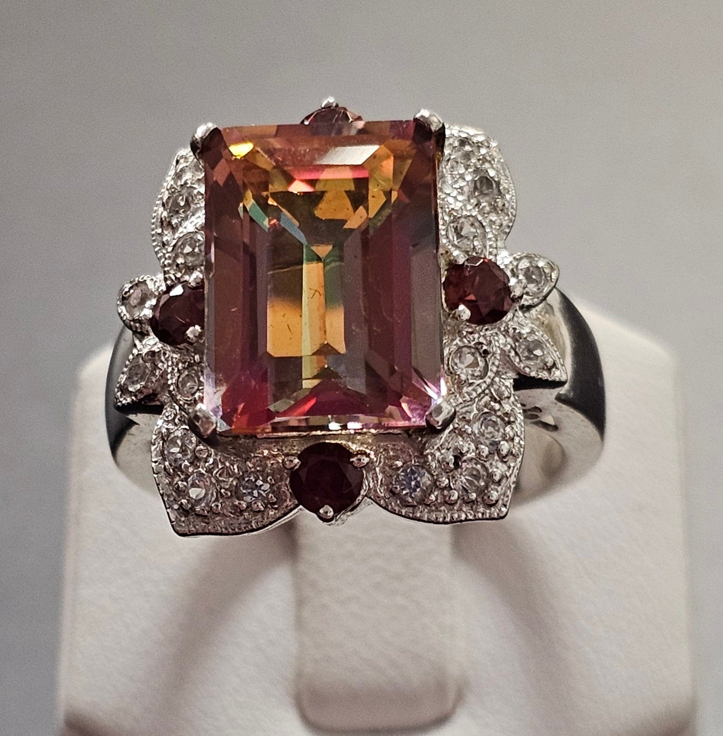 Sehr schöner Ring aus 925er Silber mit Mystic Topas und vier kleinen Granat Steinen besetzt