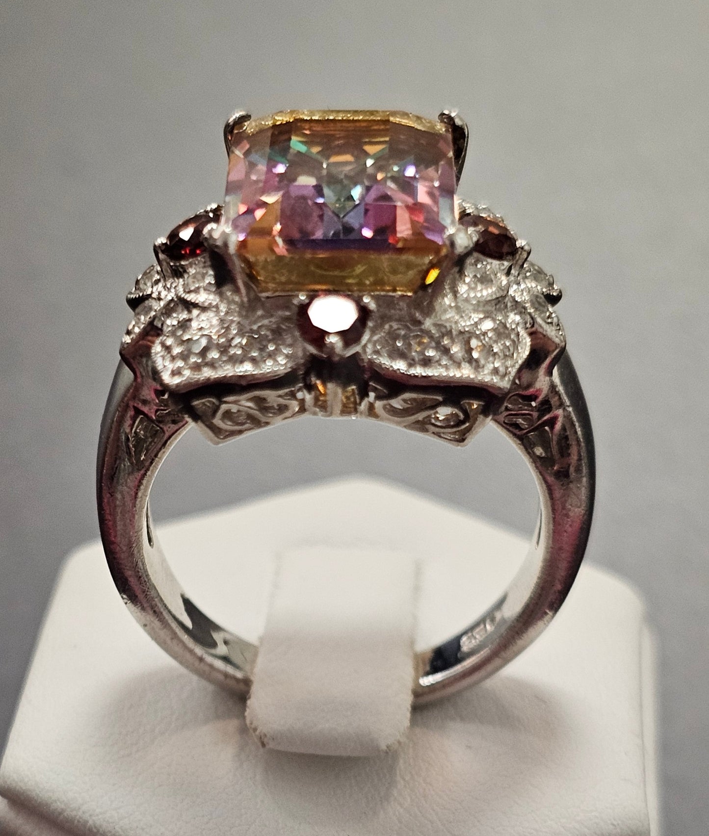 Sehr schöner Ring aus 925er Silber mit Mystic Topas und vier kleinen Granat Steinen besetzt