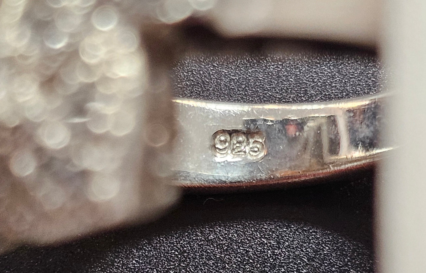 Sehr schöner Ring aus 925er Silber mit Mystic Topas und vier kleinen Granat Steinen besetzt