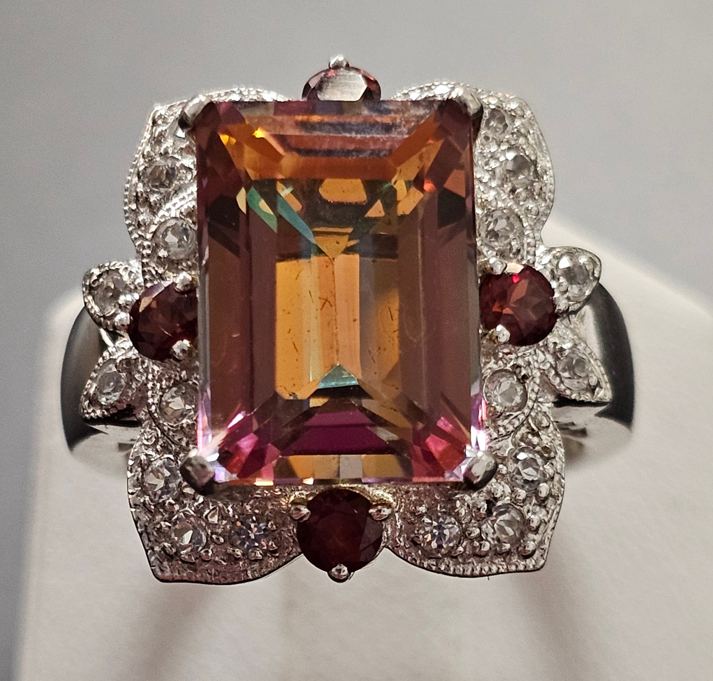Sehr schöner Ring aus 925er Silber mit Mystic Topas und vier kleinen Granat Steinen besetzt