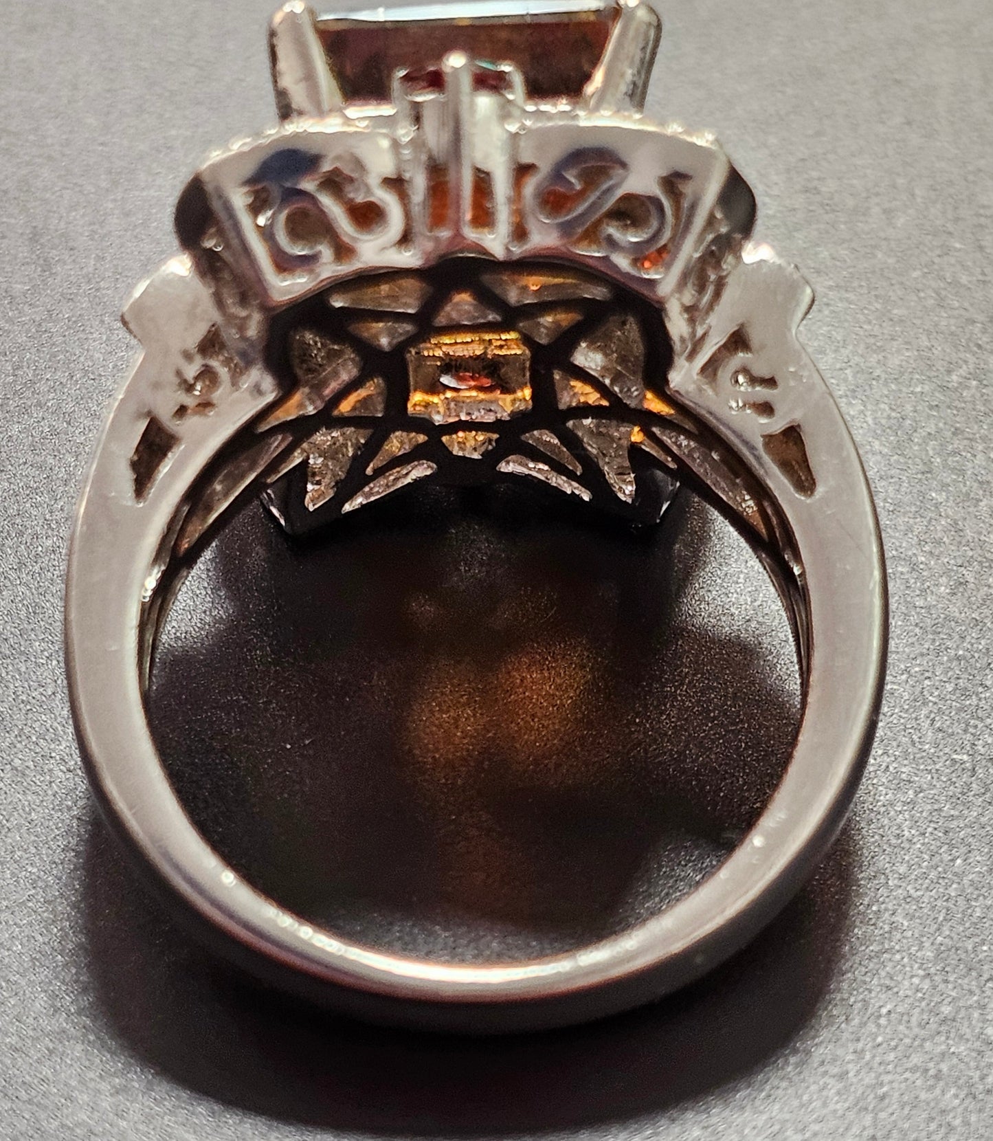 Sehr schöner Ring aus 925er Silber mit Mystic Topas und vier kleinen Granat Steinen besetzt