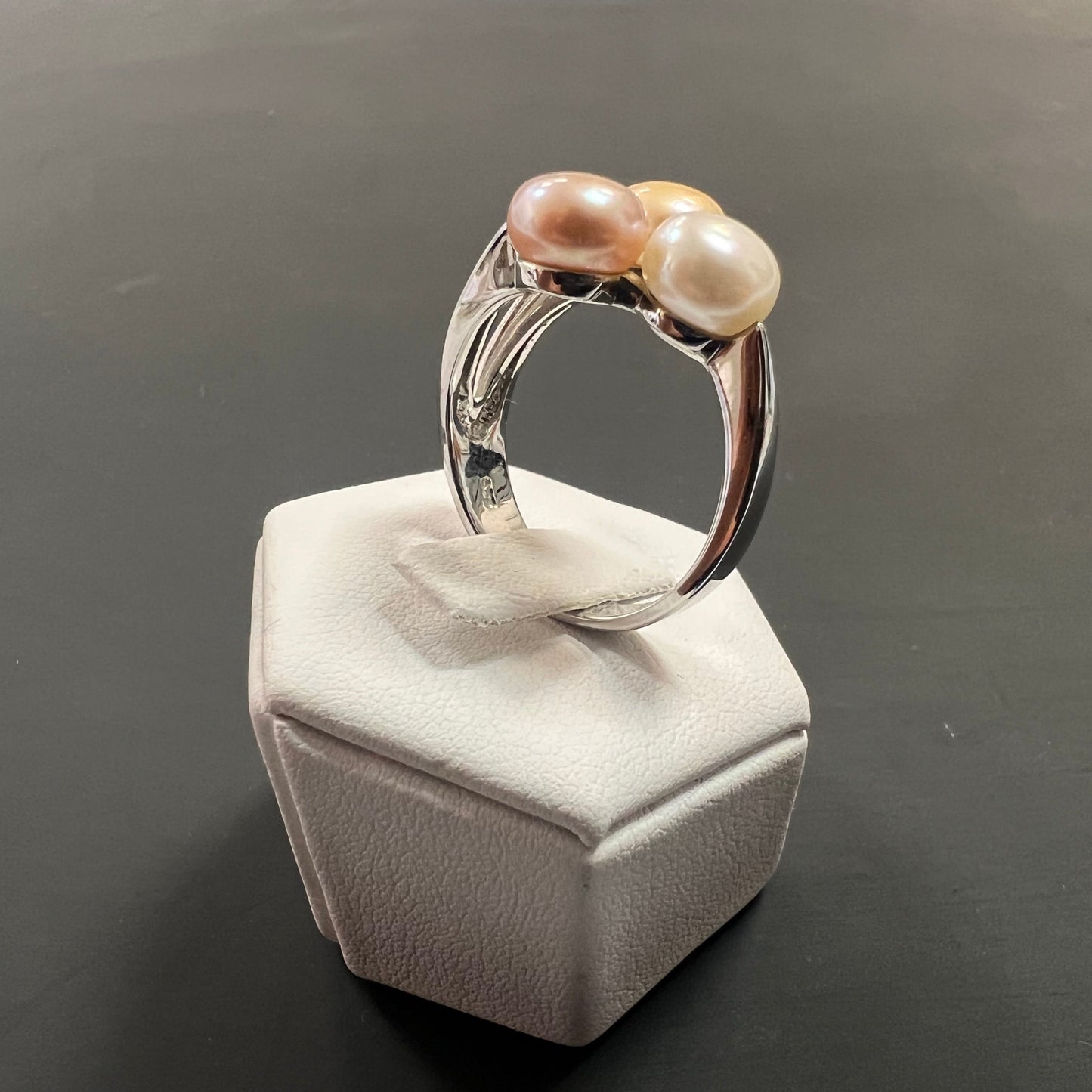 Ring aus 925er Silber mit champagner- und zartroséfarbenen Perlen besetzt