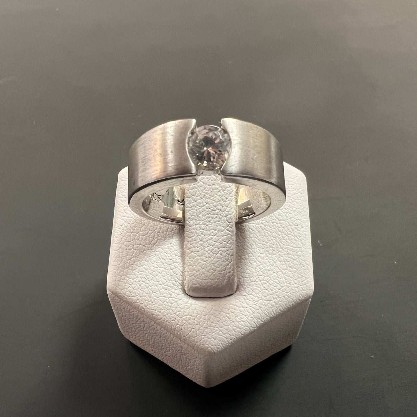 Ring aus 925er Silber mit transparenten geschliffenen Glasstein besetzt