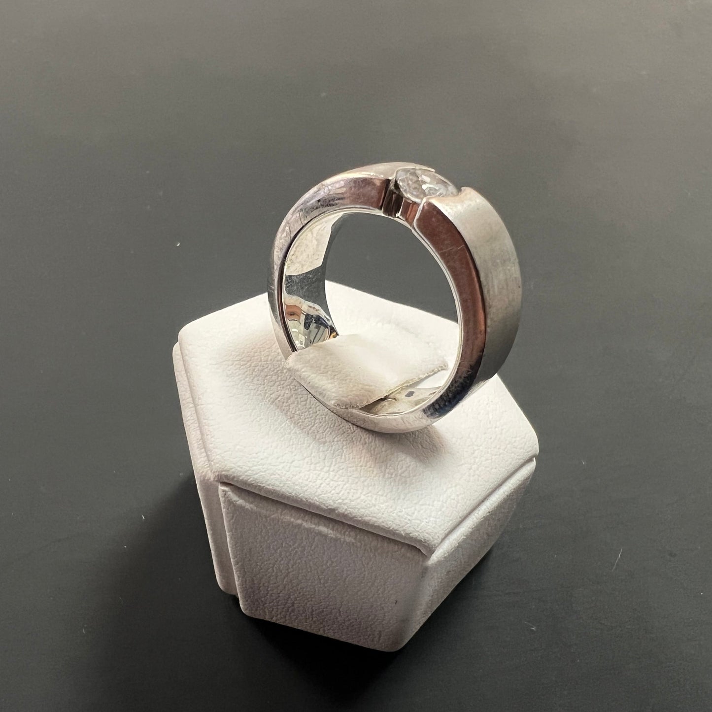 Ring aus 925er Silber mit transparenten geschliffenen Glasstein besetzt