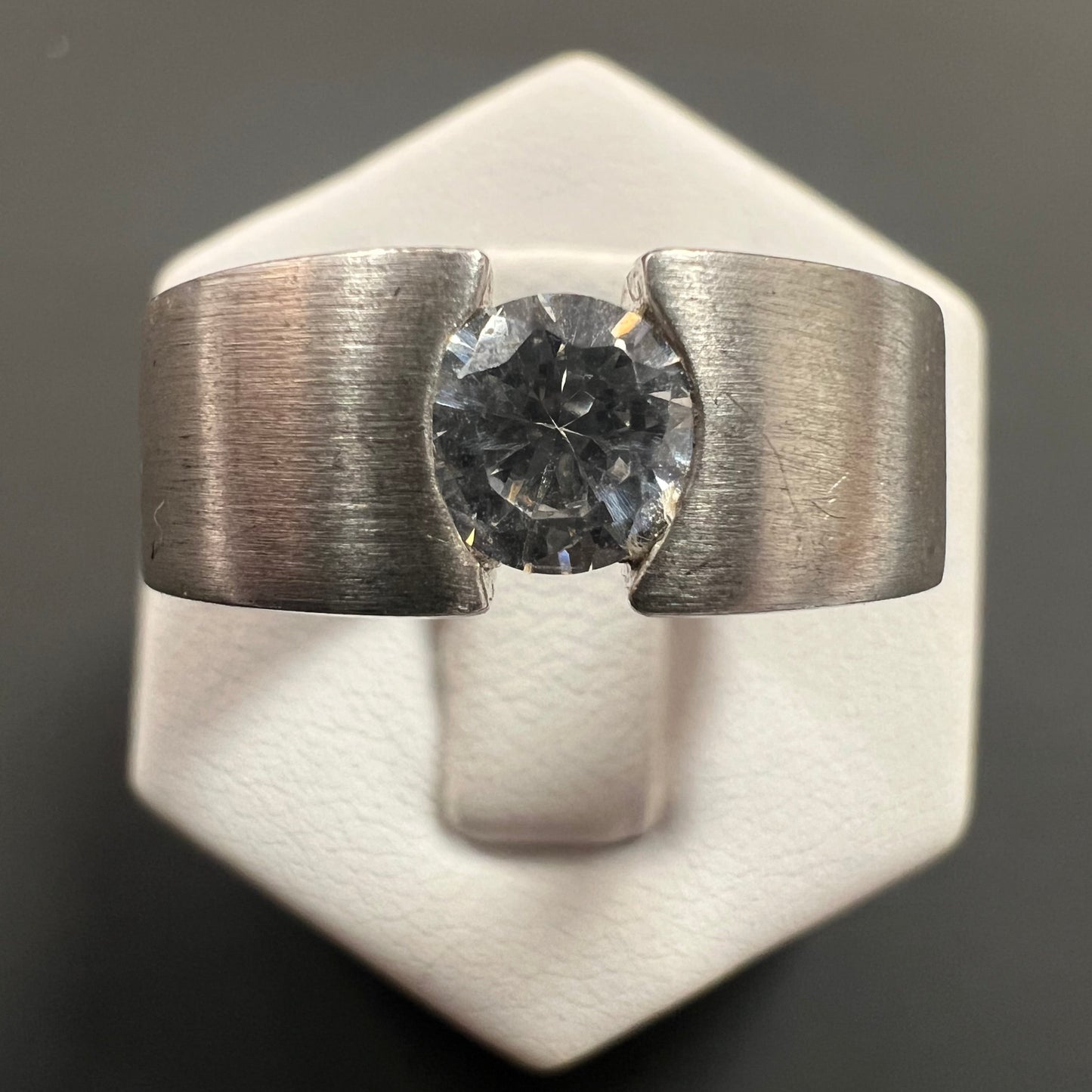 Ring aus 925er Silber mit transparenten geschliffenen Glasstein besetzt