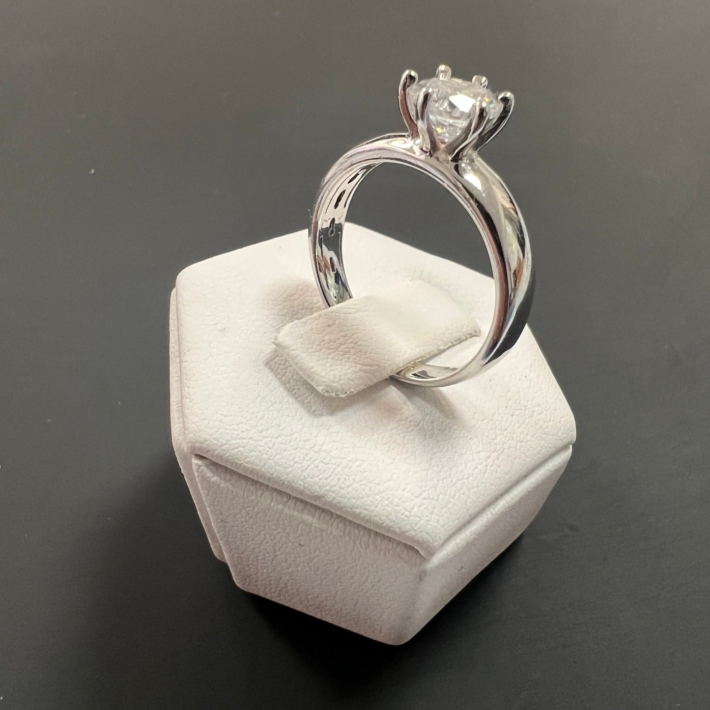 Ring aus 925er Silber mit einem in Brilliant-Schliff besetzten Zirkonia