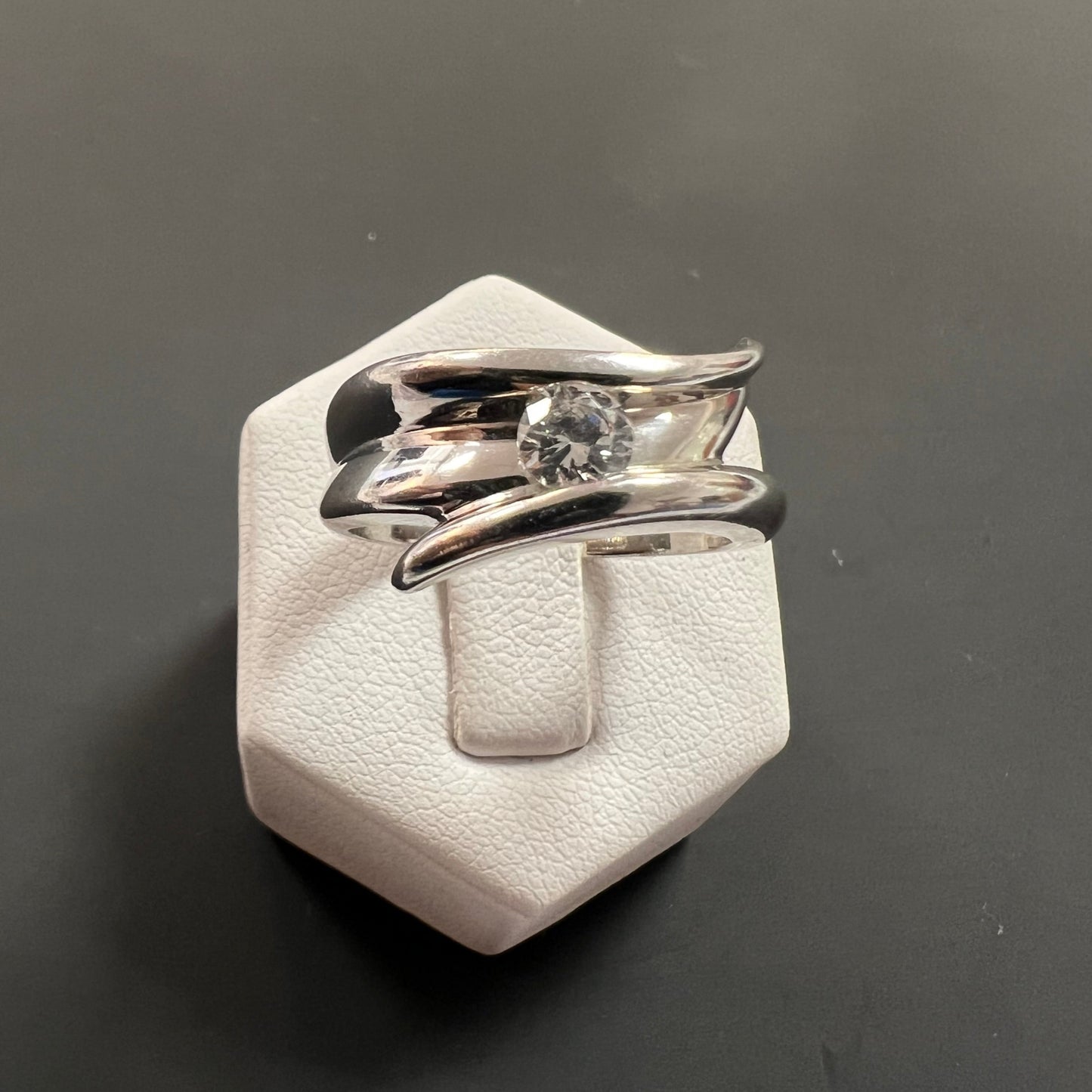 Ring aus 925er Silber mit einem transparenten als Diamant geschliffenen Glasstein besetzt