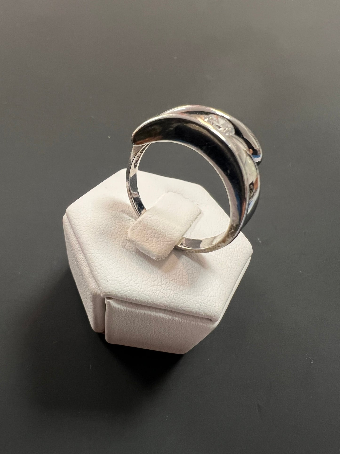 Ring aus 925er Silber mit einem transparenten als Diamant geschliffenen Glasstein besetzt