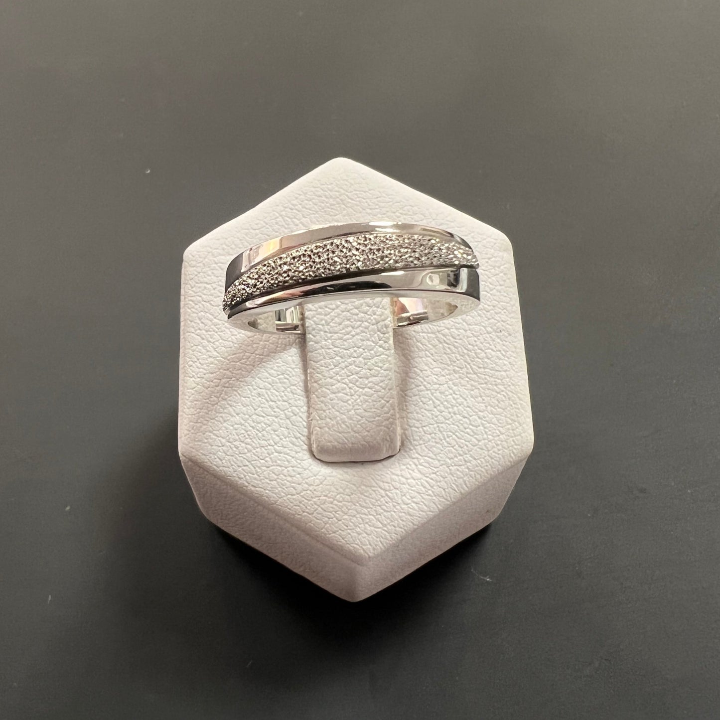 Ring aus 925er Silber mit teilweise diamantierter Oberfläche