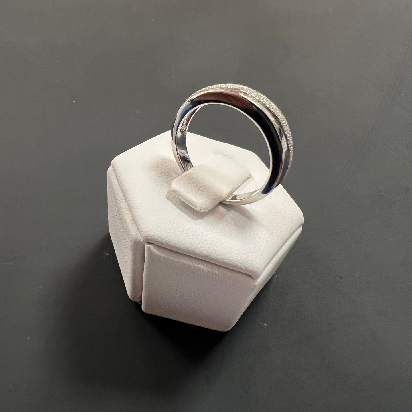 Ring aus 925er Silber mit teilweise diamantierter Oberfläche