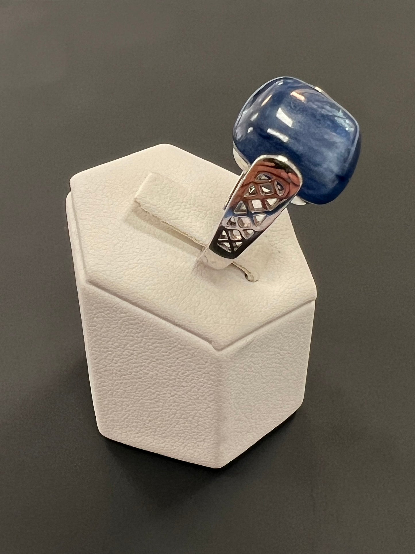 Sehr schöner Ring aus 925er Silber mit blauem Stein besetzt