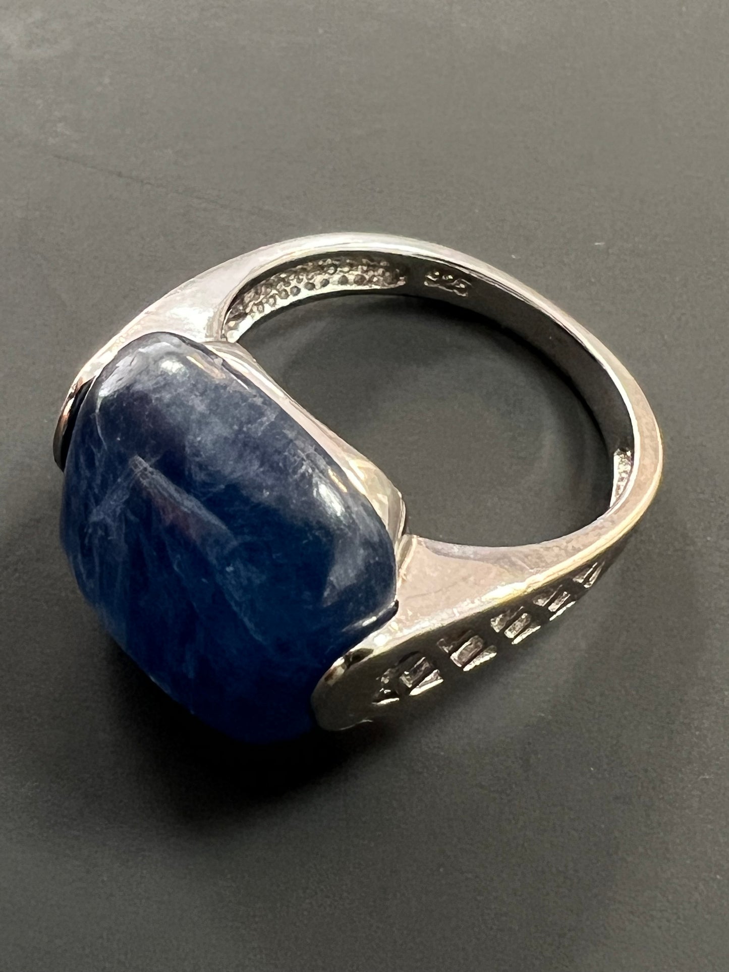 Sehr schöner Ring aus 925er Silber mit blauem Stein besetzt