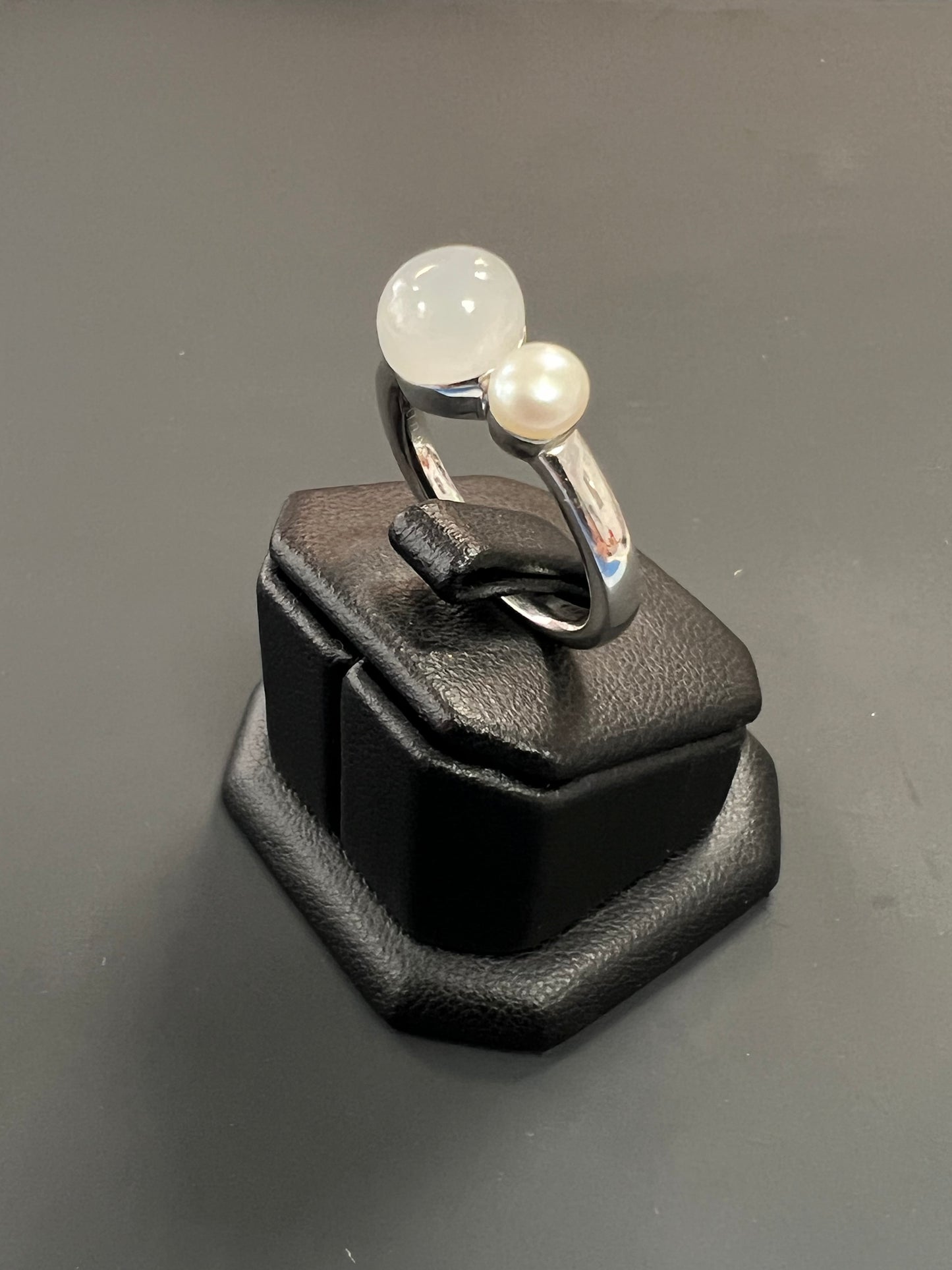 Sehr schöner Ring aus 925er Silber mit zwei cremefarbenen Perlen besetzt