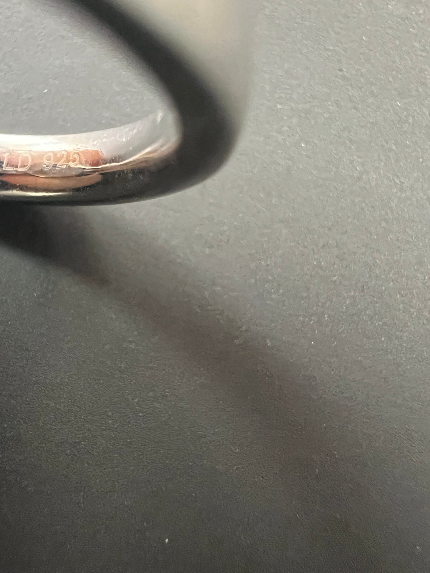 Sehr schöner Ring aus 925er Silber mit zwei cremefarbenen Perlen besetzt