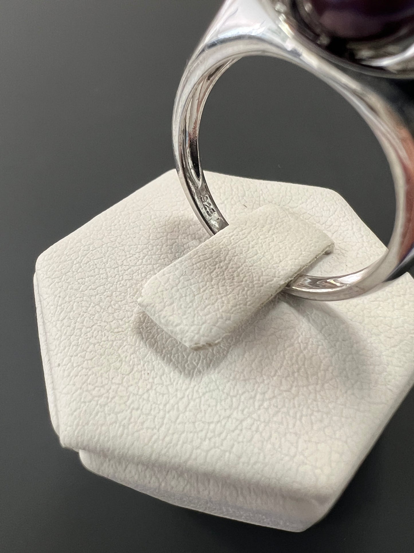 Sehr schöner Ring aus 925er Silber mit einer lilafarbenen Perle