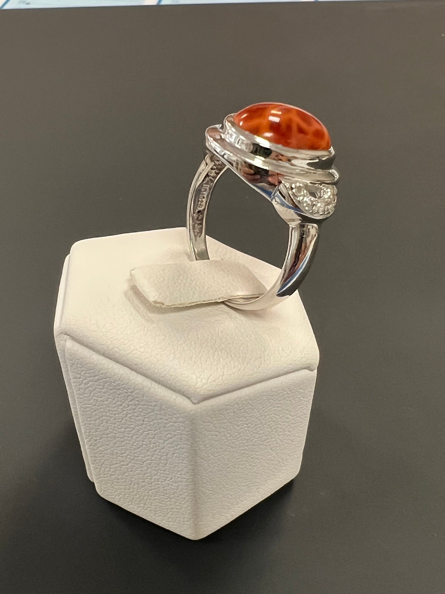 Sehr schöner Ring aus 925er Silber mit einem orangeroten Stein in ovaler Form besetzt