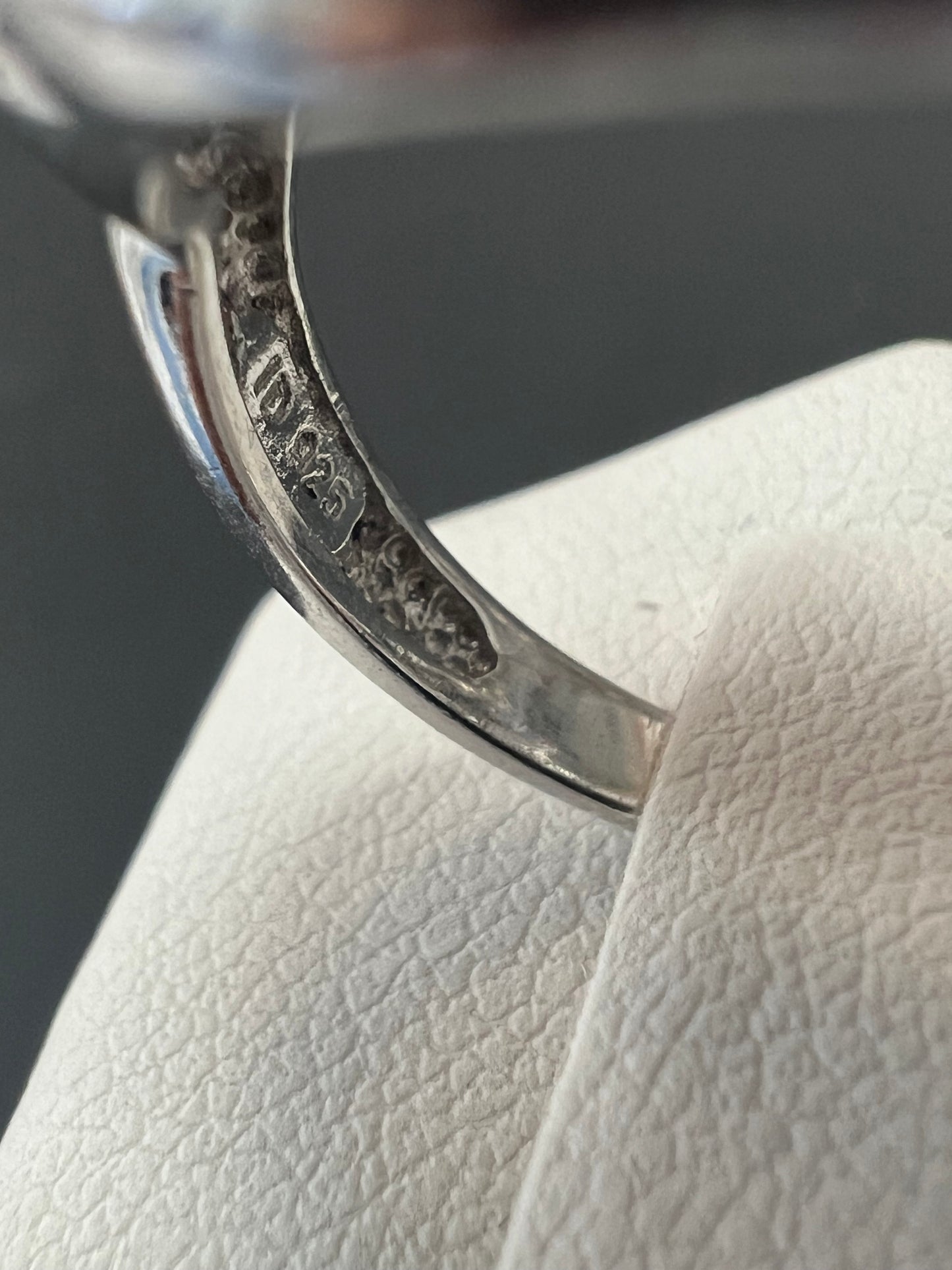 Sehr schöner Ring aus 925er Silber mit einem orangeroten Stein in ovaler Form besetzt