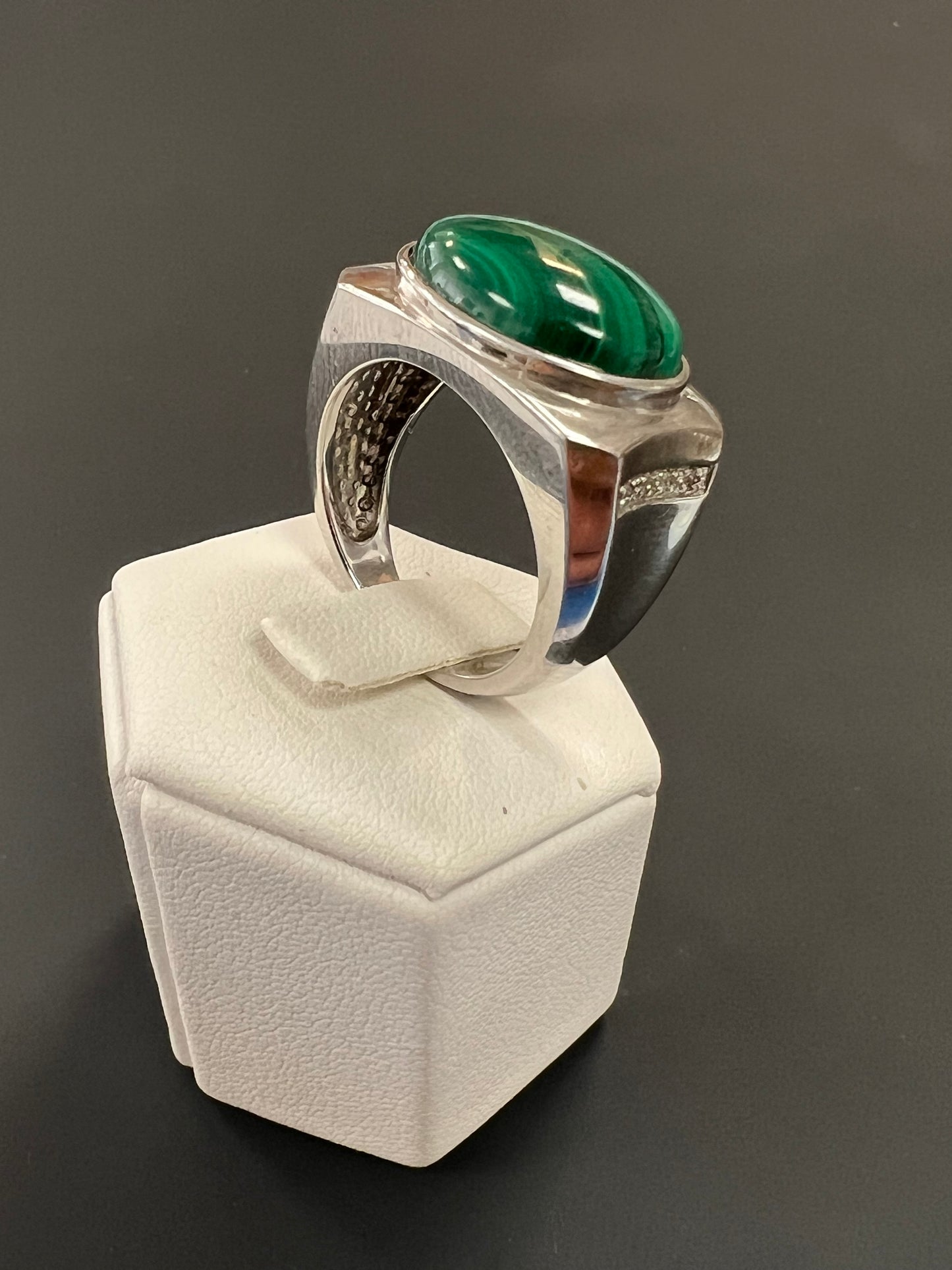 Sehr schöner Ring aus 925er Silber mit grünem Stein besetzt
