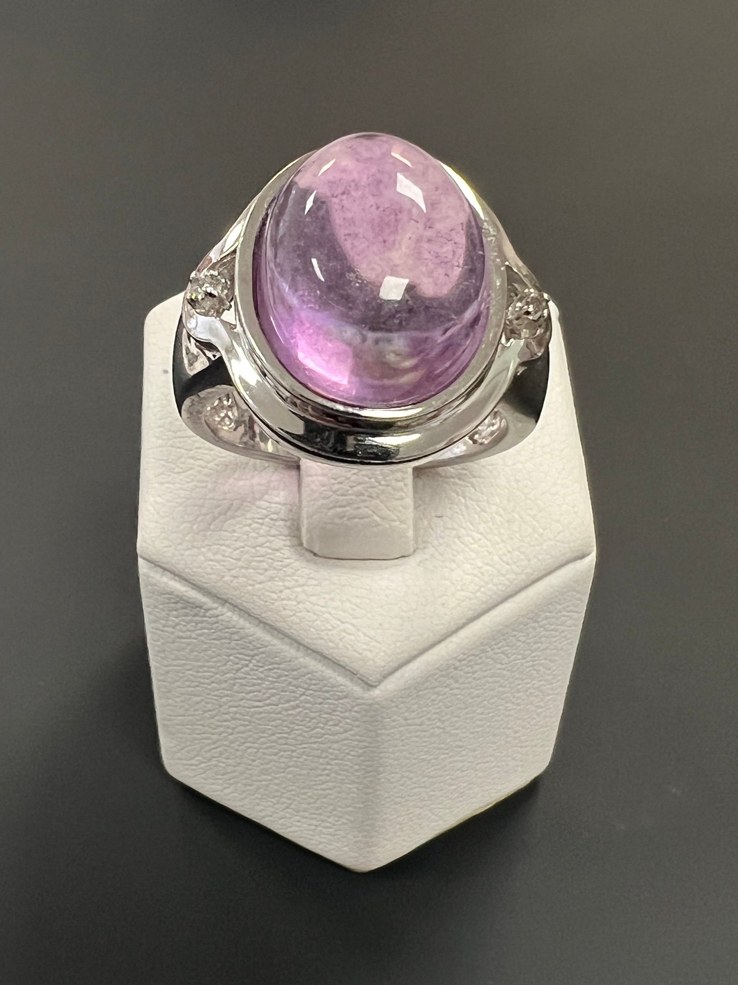 Sehr schöner Ring aus 925er Silber mit ovalem lila Stein besetzt