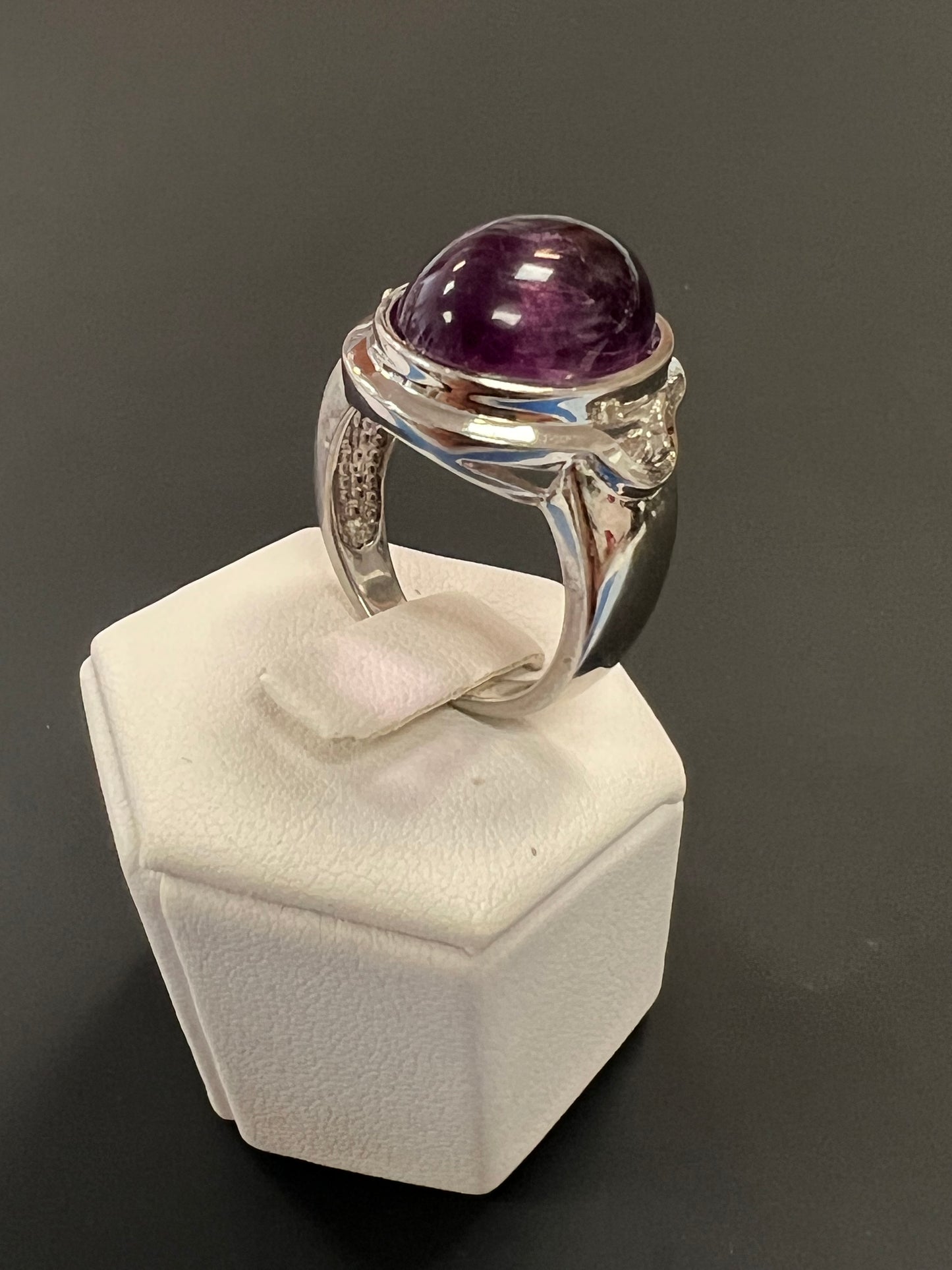 Sehr schöner Ring aus 925er Silber mit ovalem lila Stein besetzt