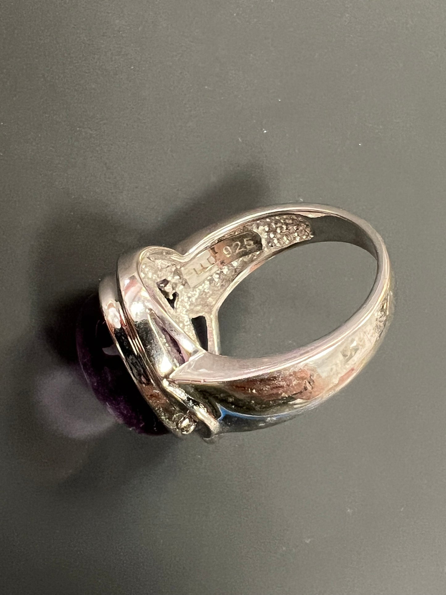 Sehr schöner Ring aus 925er Silber mit ovalem lila Stein besetzt