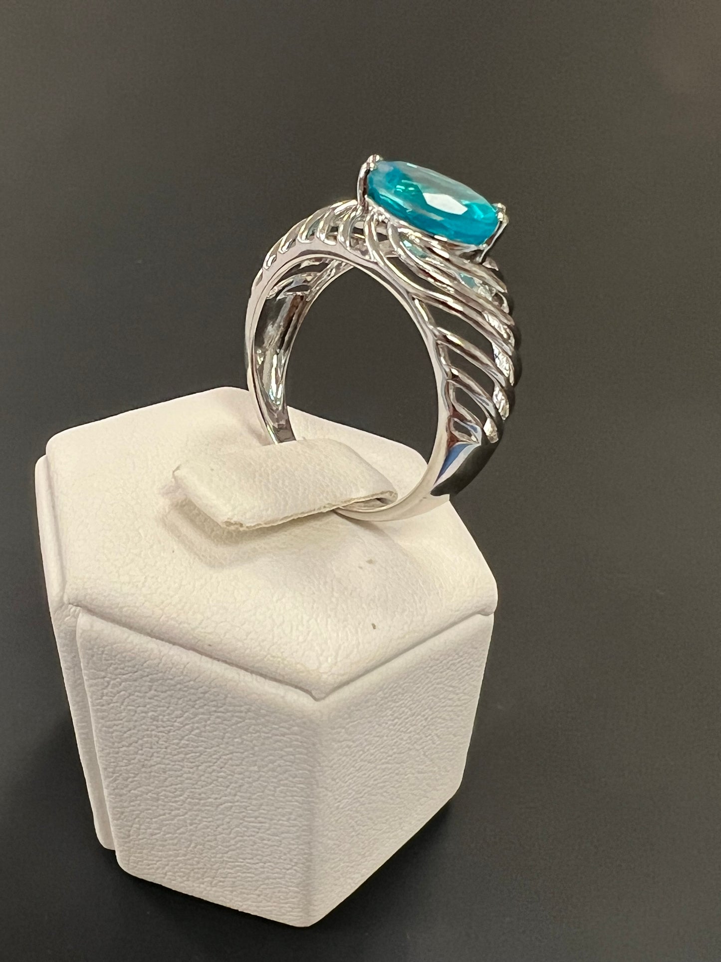 Sehr schöner Ring aus 925er Silber mit hellblauem ovalem Stein