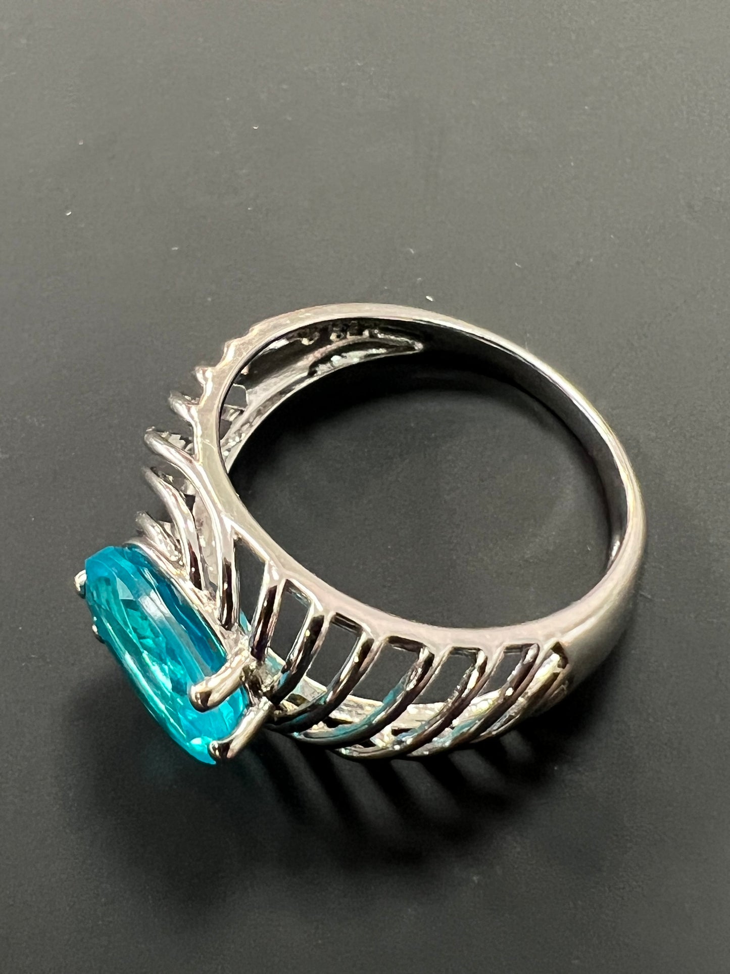 Sehr schöner Ring aus 925er Silber mit hellblauem ovalem Stein