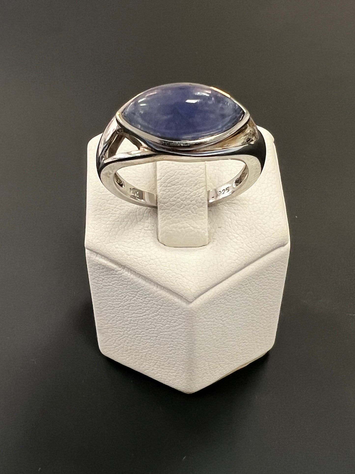 Sehr schöner Ring aus 925er Silber mit blauem Stein besetzt