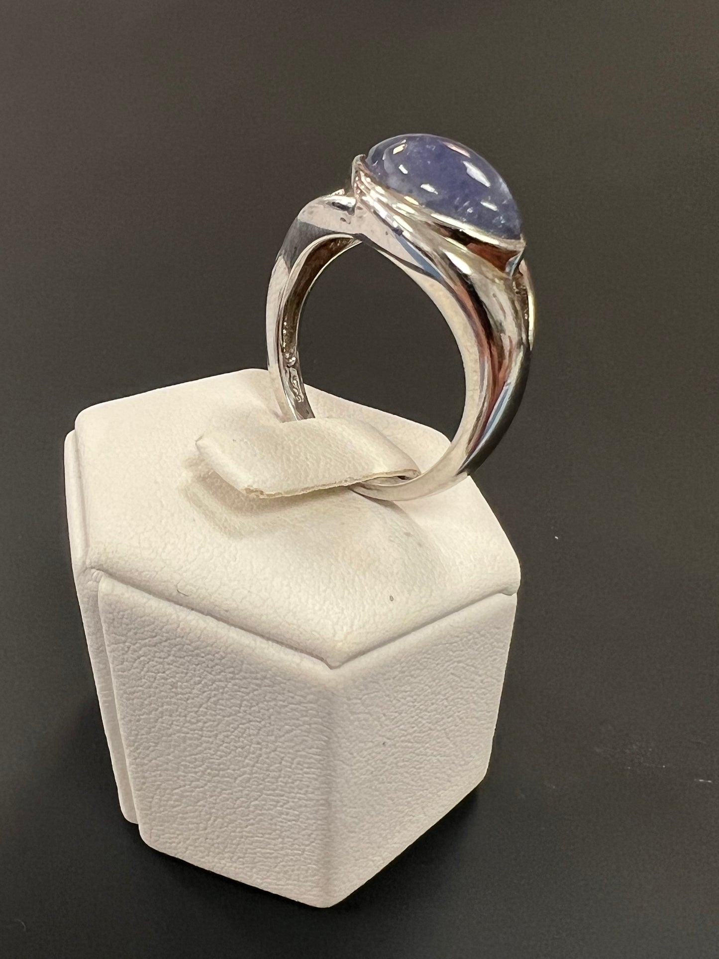Sehr schöner Ring aus 925er Silber mit blauem Stein besetzt