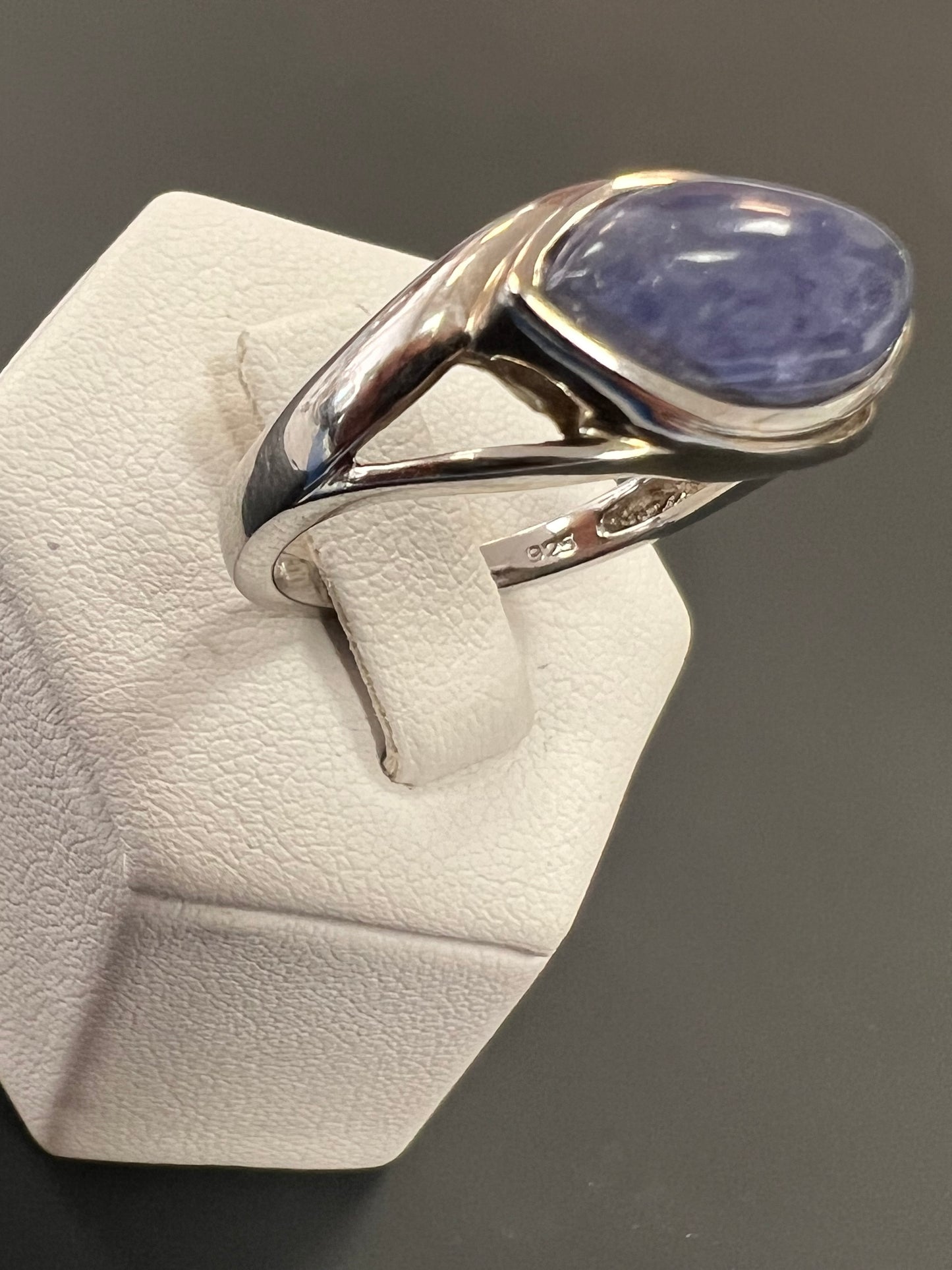 Sehr schöner Ring aus 925er Silber mit blauem Stein besetzt