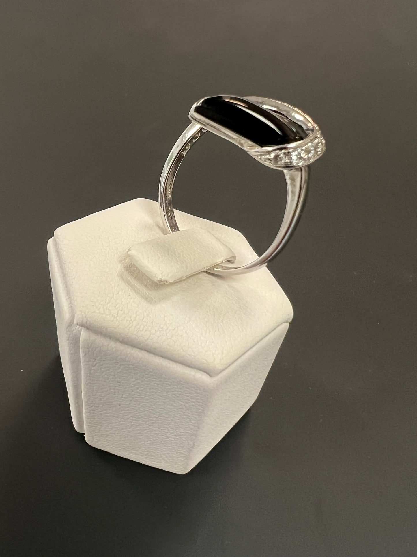 Sehr schöner Ring aus 925er Silber mit schwarzem Stein und Zirkonia besetzt