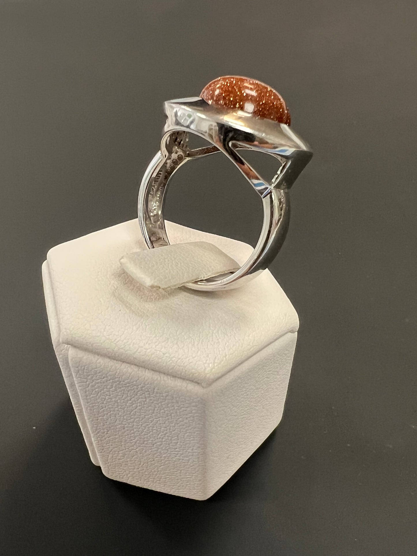 Sehr schöner Ring aus 925er Silber mit orangefarbenem Stein