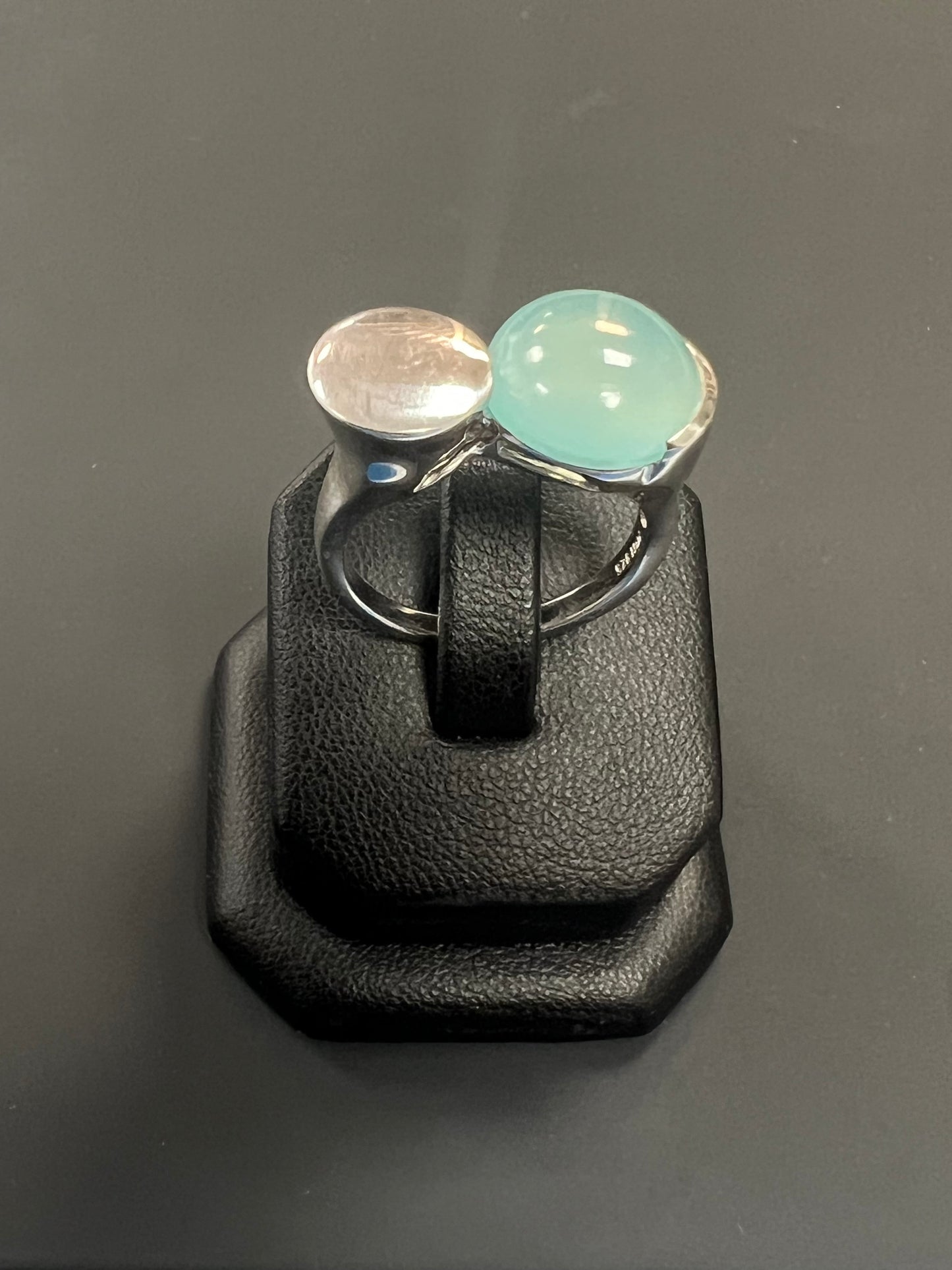 Sehr schöner Ring aus 925er Silber mit aquablauem Stein besetzt
