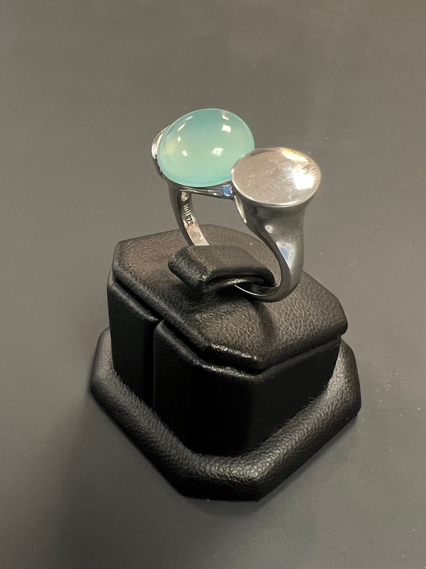 Sehr schöner Ring aus 925er Silber mit aquablauem Stein besetzt