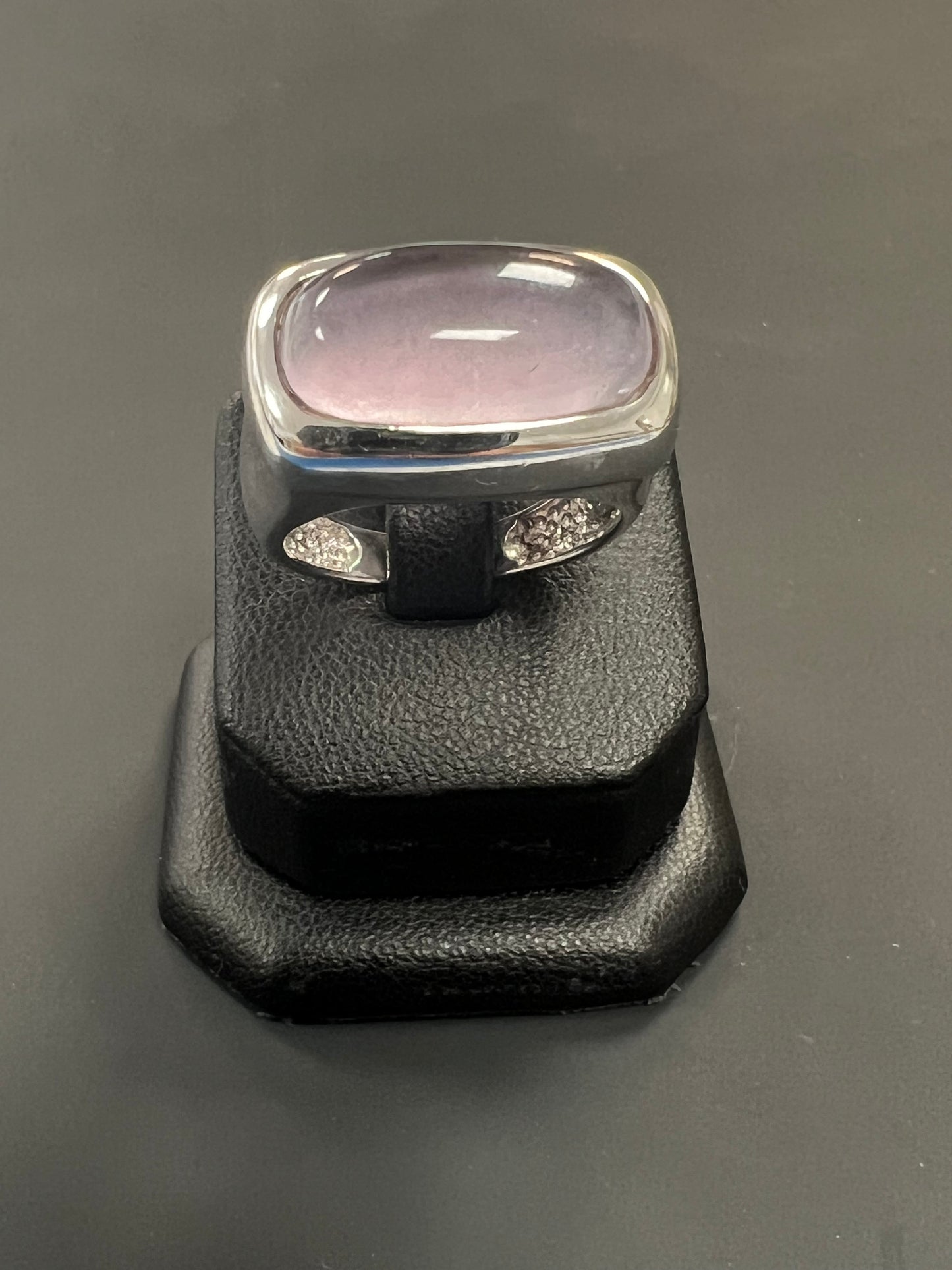 Sehr schöner Ring aus 925er Silber mit zartrosa Stein besetzt