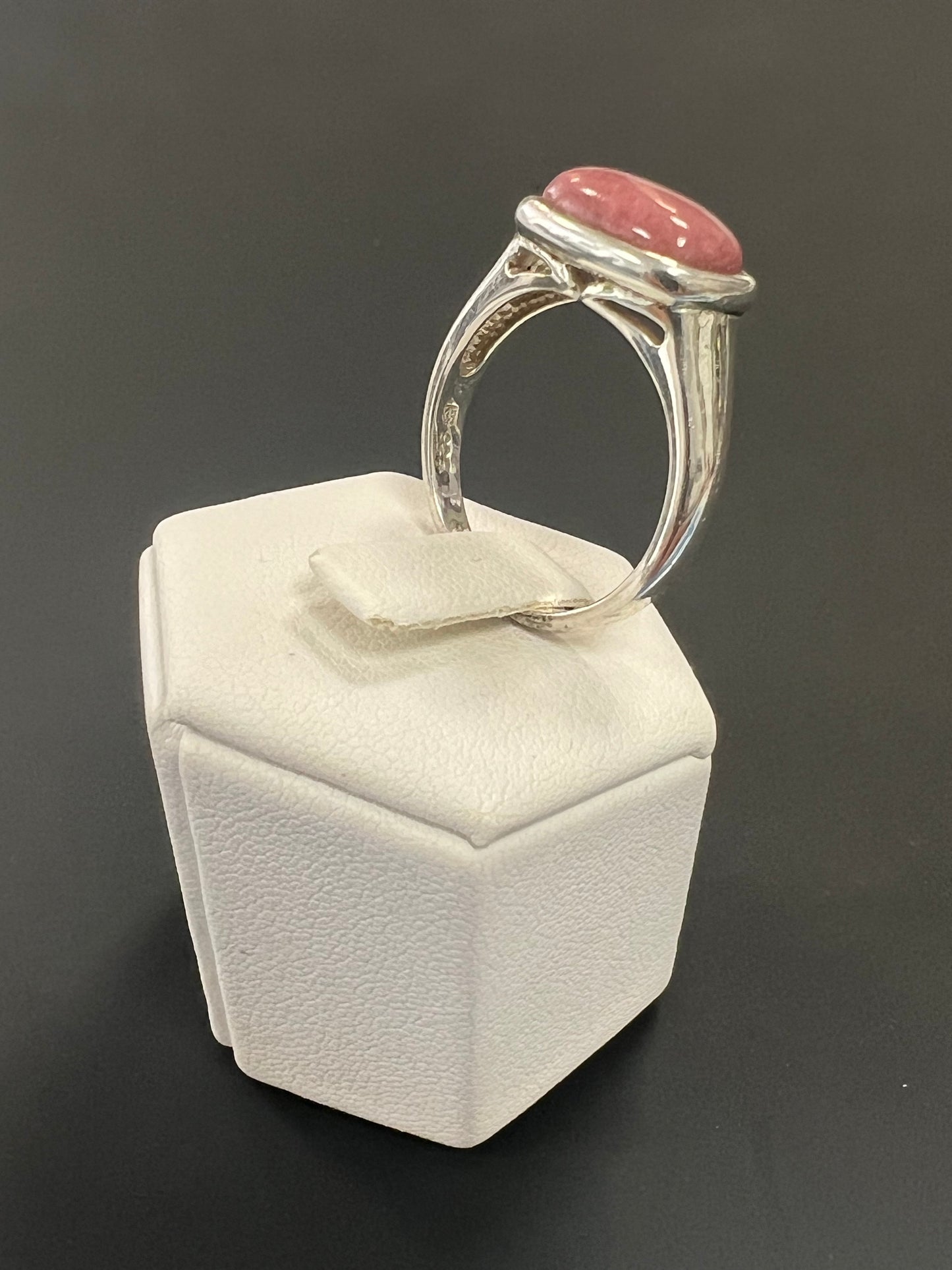 Sehr schöner Ring aus 925er Silber mit rosafarbenem Stein besetzt