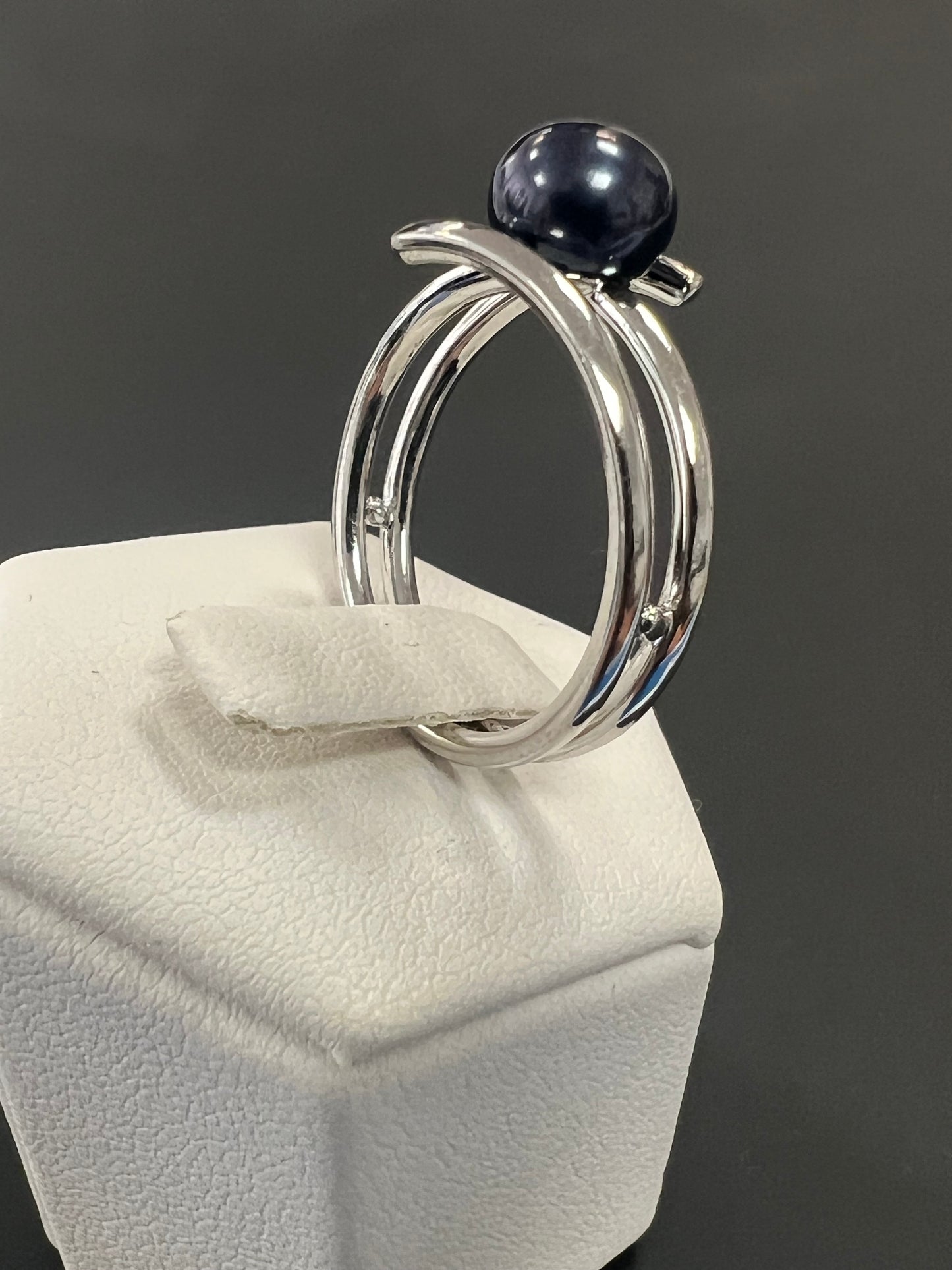 Sehr schöner Ring aus 925er Silber mit dunkelblauer Perle besetzt