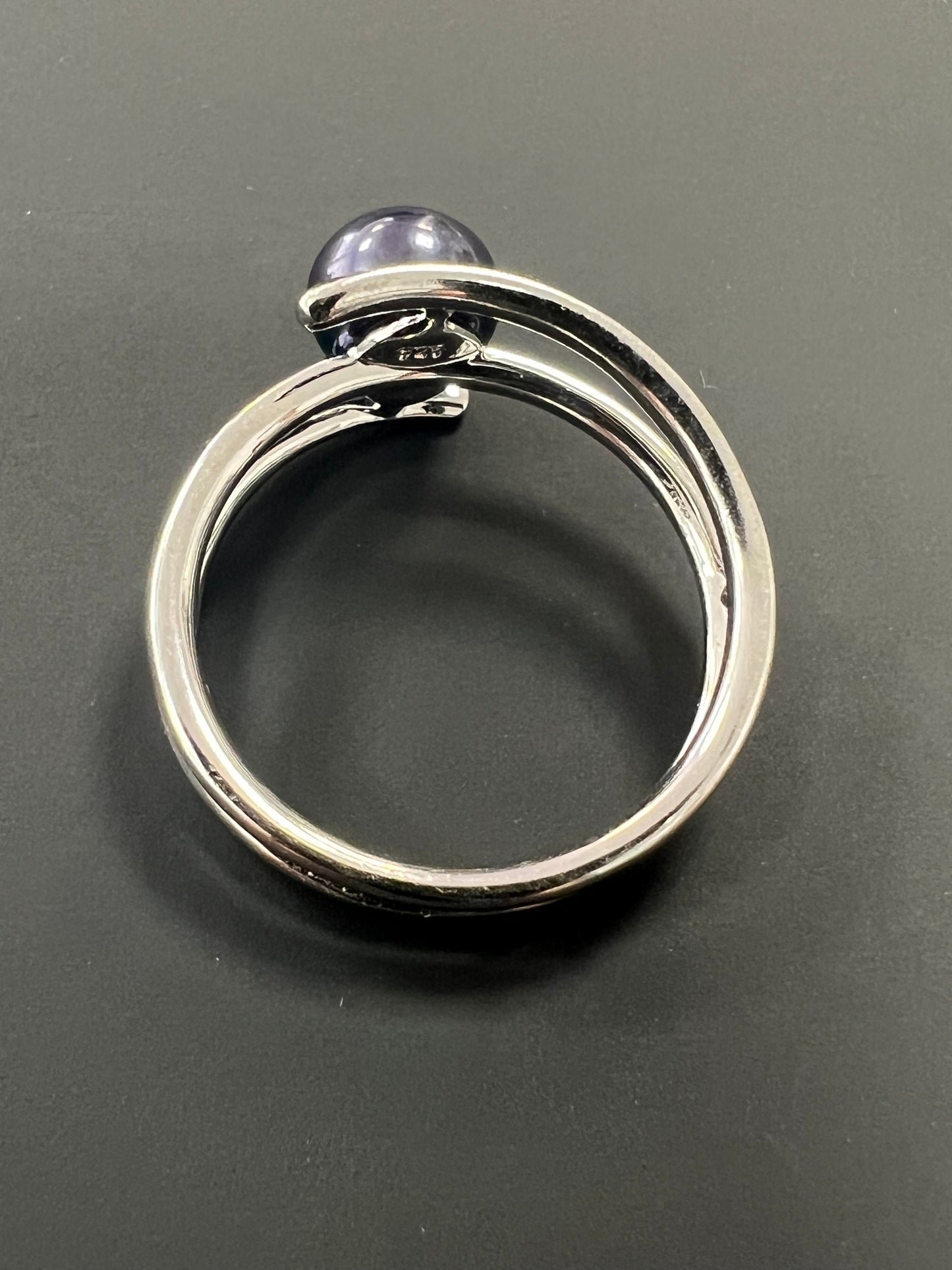 Sehr schöner Ring aus 925er Silber mit dunkelblauer Perle besetzt