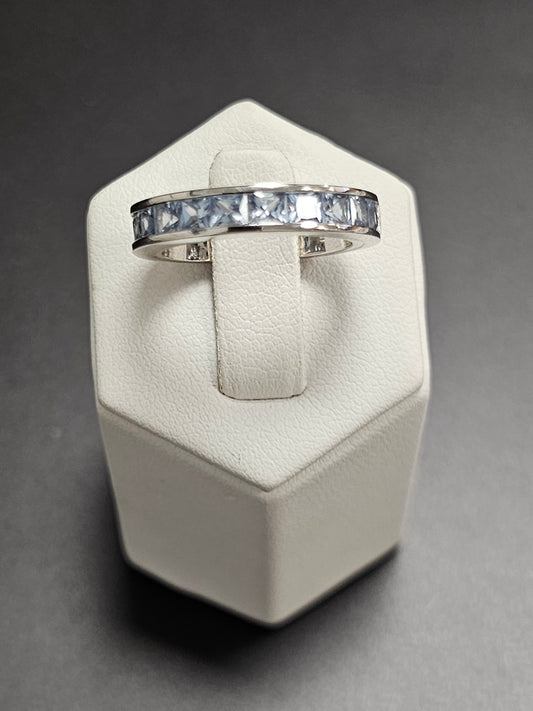 Schöner Ring aus 925er Silber mit hellblauen Steinen besetzt