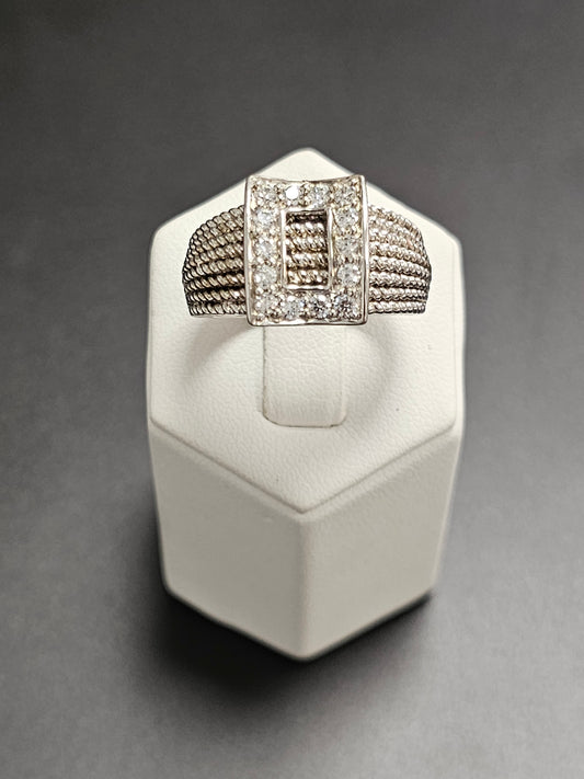 Schöner Ring aus 925er Silber mit transparenten Steinen besetzt