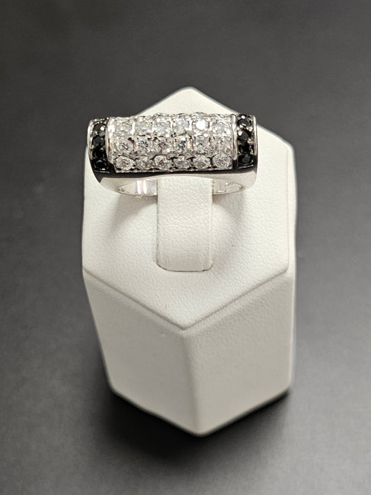 Schöner Ring aus 925er Silber mit transparenten und schwarzen Steinen besetzt