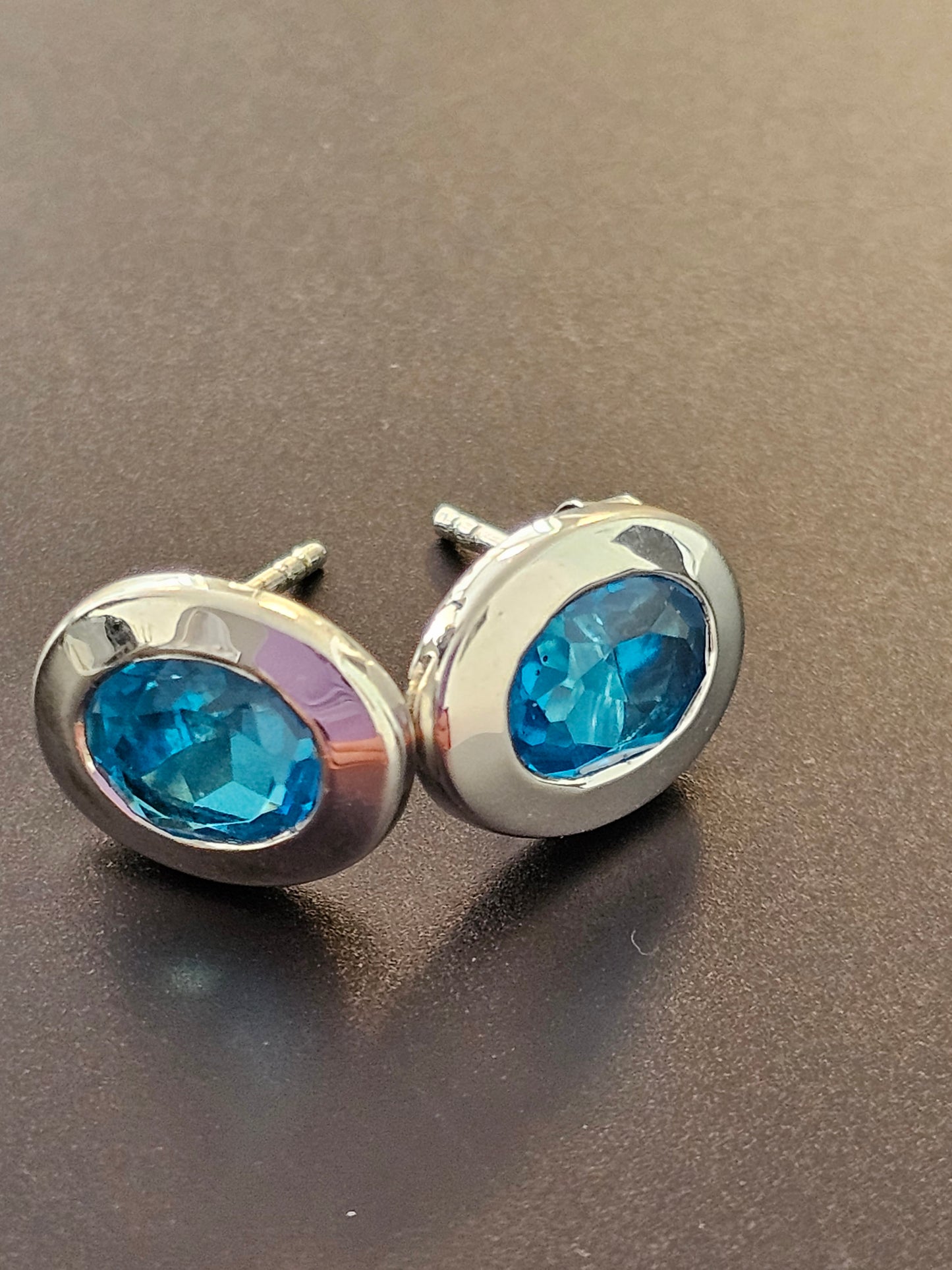 Schöne Ohrstecker aus 925er Silber mit Blautopas