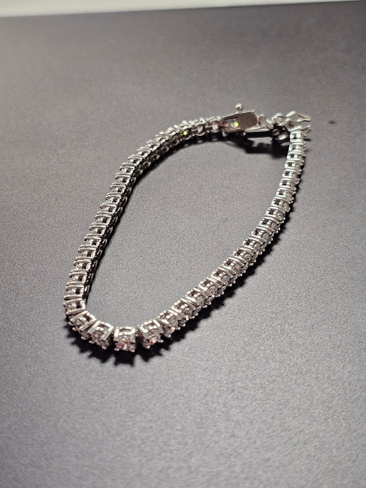 Schönes Armband aus 925er Silber mit kleinen Zirkonia verziert