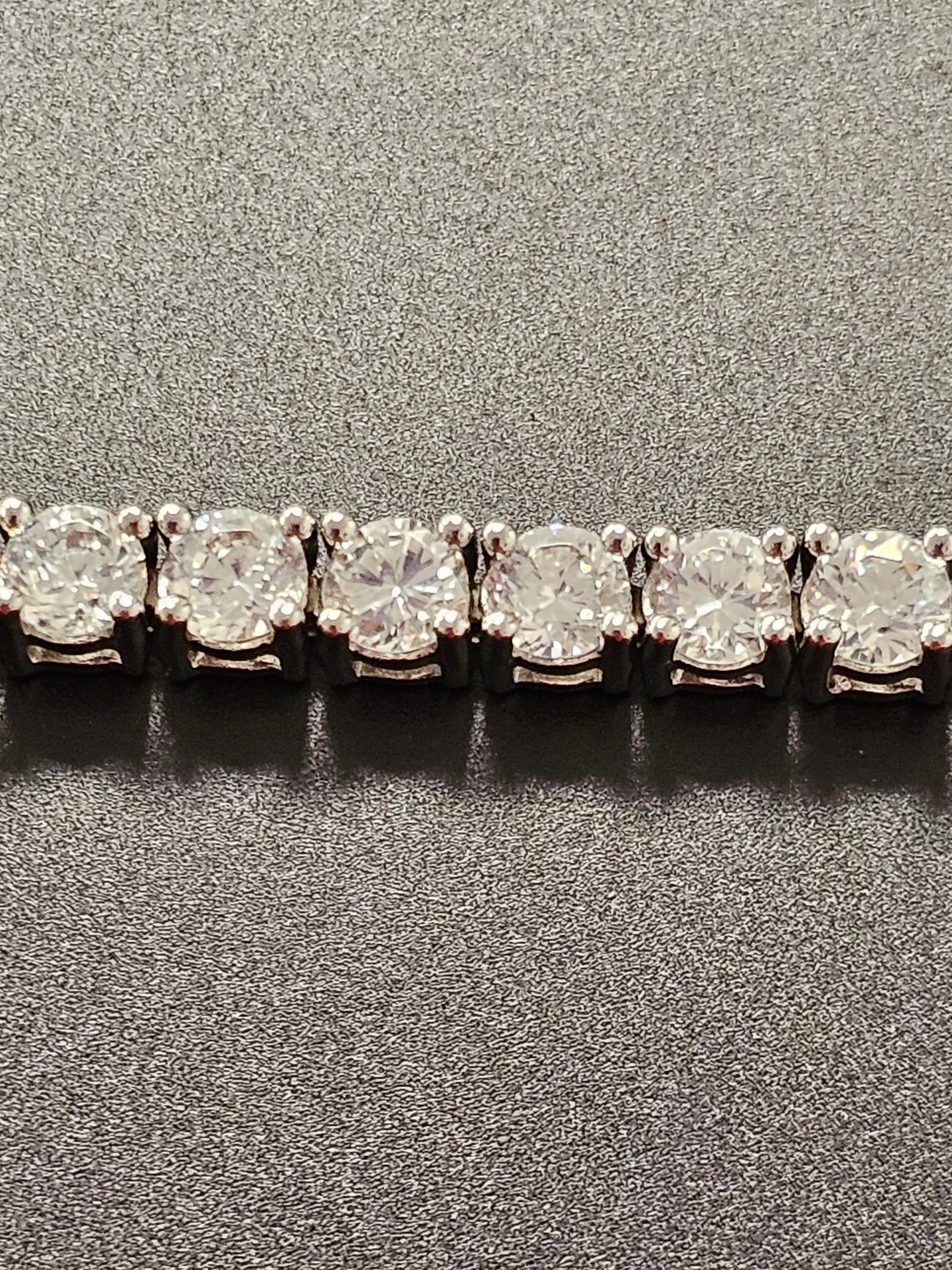 Schönes Armband aus 925er Silber mit kleinen Zirkonia verziert