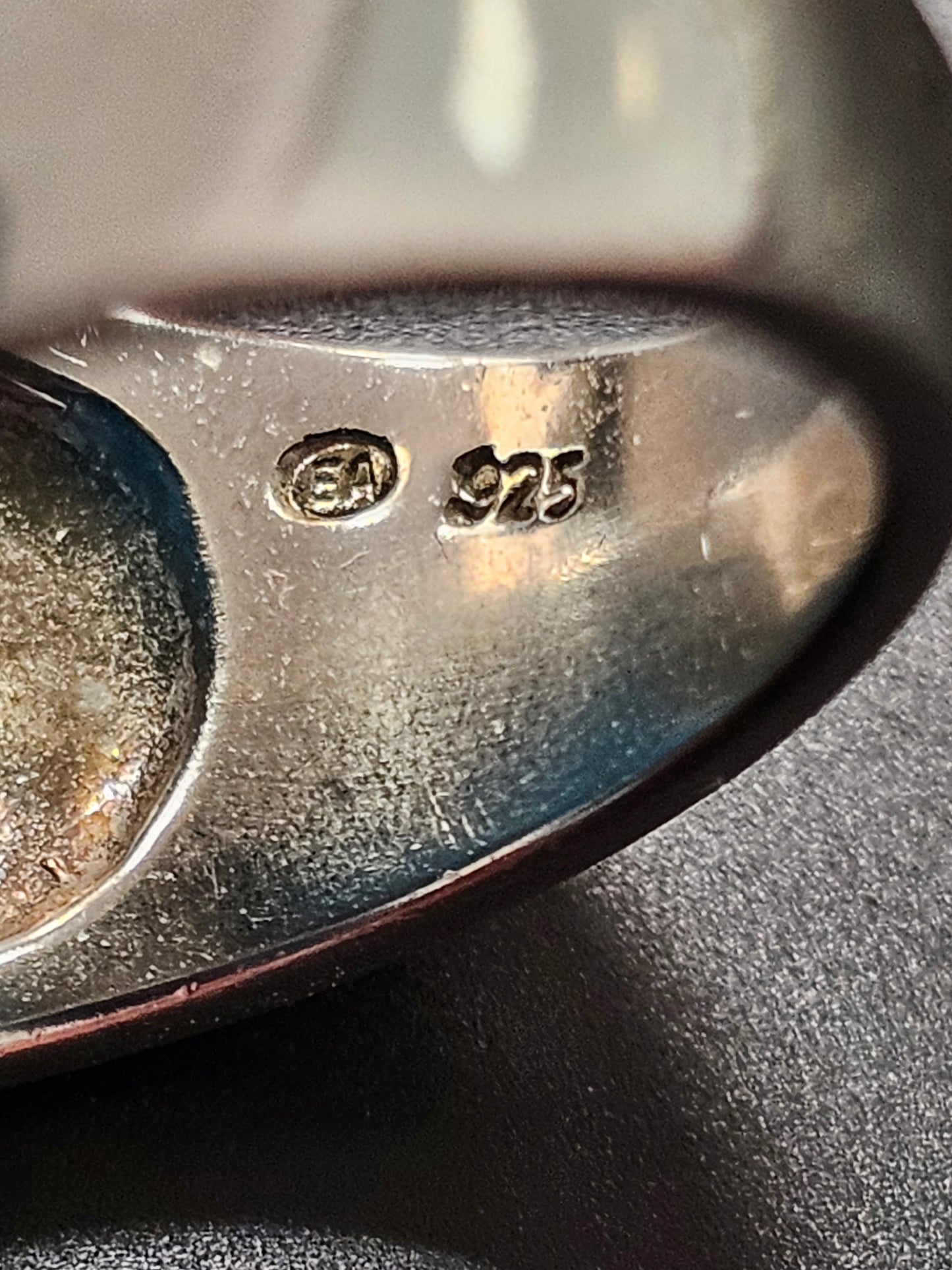 Sehr schöner Ring aus 925er Silber mit einem Türkisblauen Stein besetzt